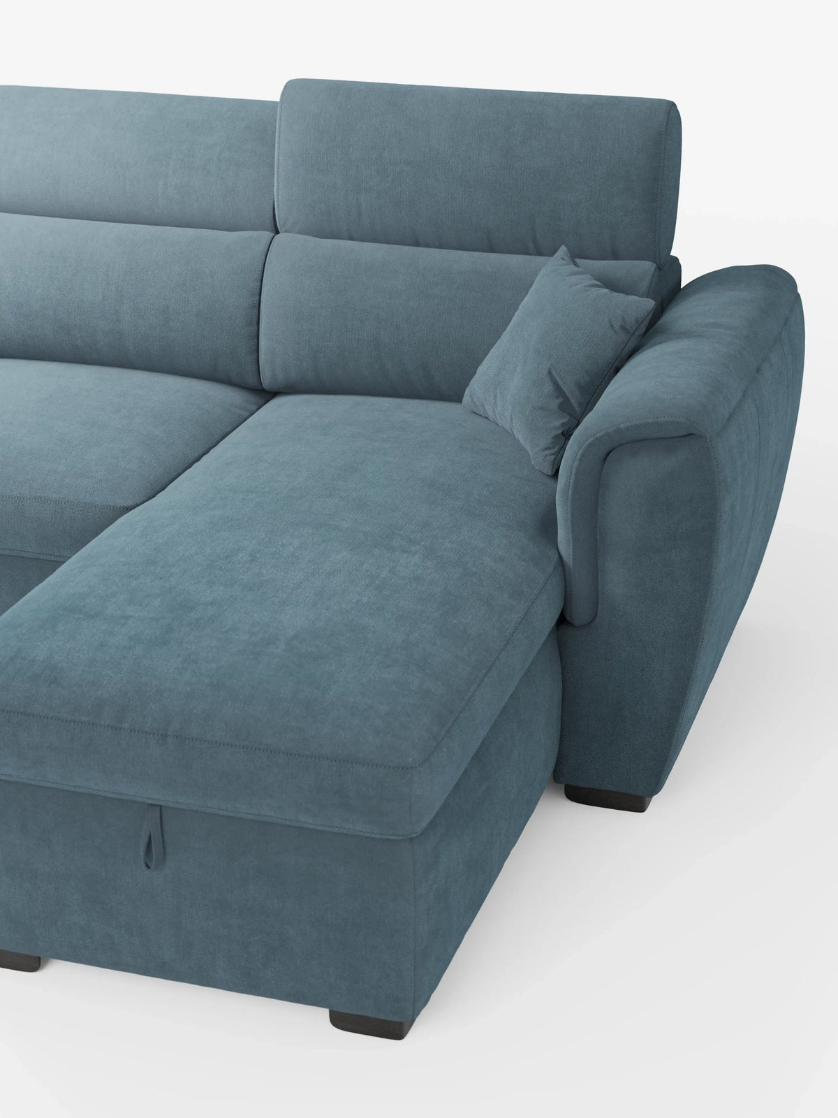 Il divano letto Titano con penisola reversibile e contenitore di divitt.sbs è un moderno divano blu a forma di L rivestito in tessuto morbido, soffice e resistente alle macchie. Questo divano è dotato di una chaise longue reversibile con vano contenitore accessibile tramite una maniglia a scorrimento sotto la seduta, un ampio bracciolo su un lato e un cuscino coordinato. Il suo rivestimento denso è completato da gambe dal profilo basso e poggiatesta reclinabili. Lo sfondo è bianco a tinta unita.