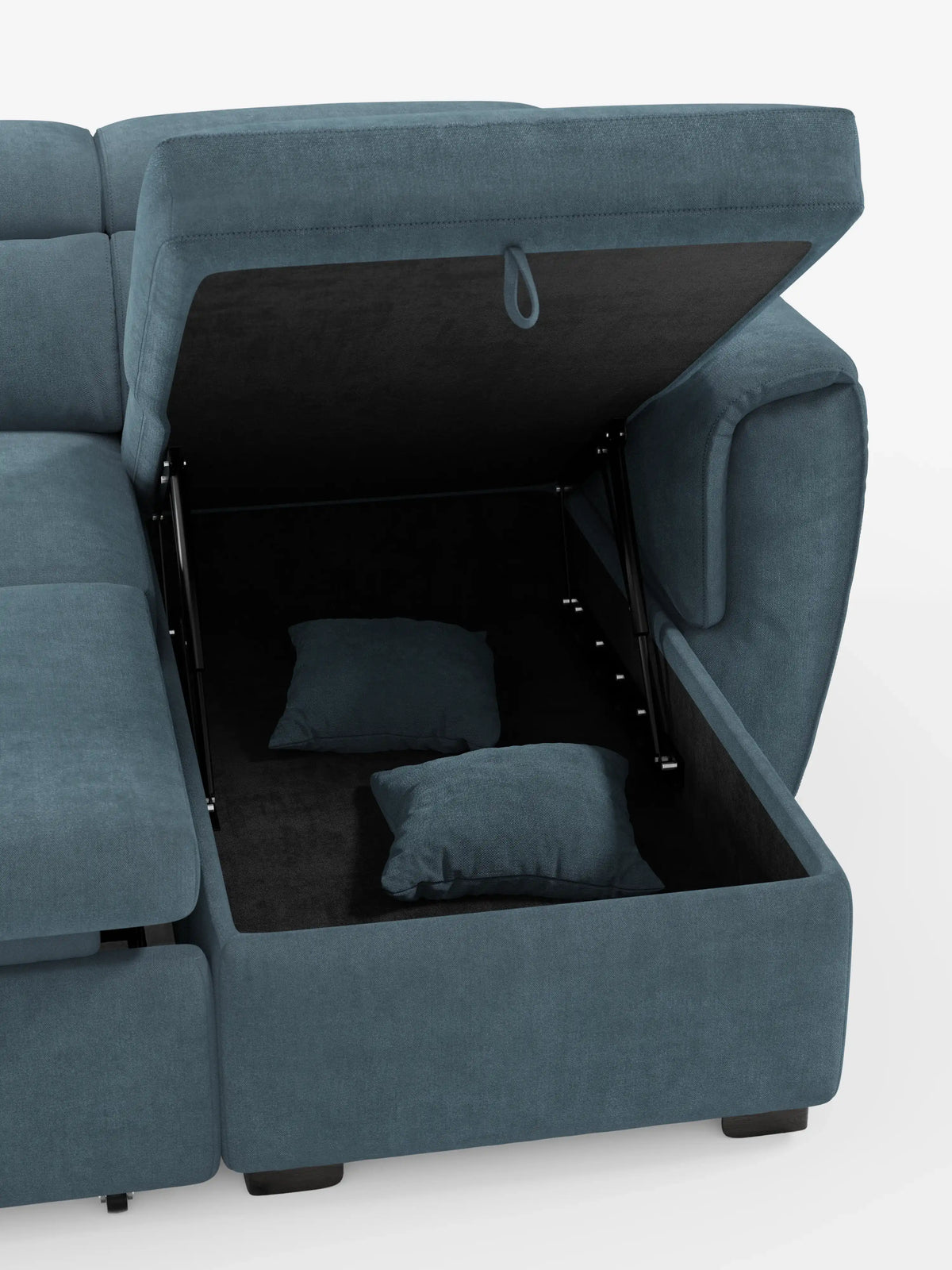 Il divano letto Titano con penisola reversibile e contenitore di divitt.sbs presenta un rivestimento in un delicato blu con una finitura accogliente e strutturata. Questo divano moderno include un vano portaoggetti aperto sotto una delle sedute, come mostrato con il coperchio sollevato per rivelare due cuscini blu riposti ordinatamente all’interno. Con poggiatesta reclinabili e una chaise longue reversibile, questo divano unisce comfort e praticità. Il tessuto antimacchia e il design elegante lo rendono