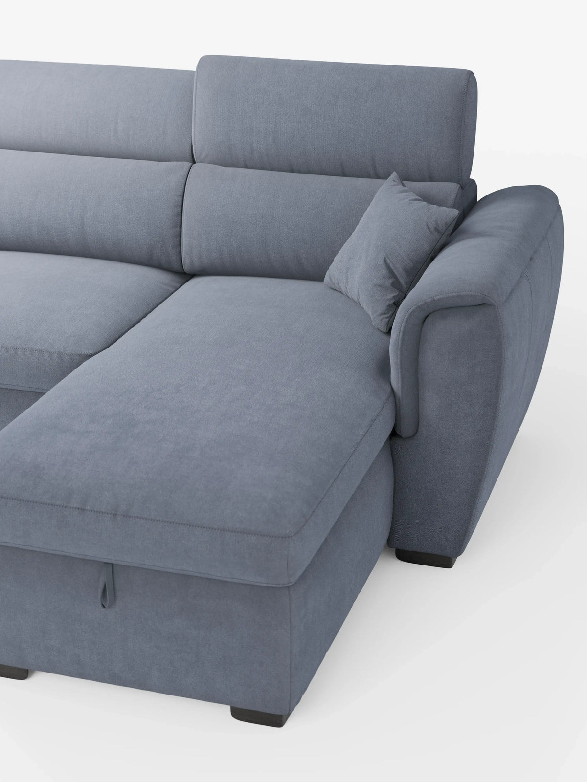 Vi presentiamo il divano letto Titano con penisola reversibile e contenitore di divitt.sbs: questo divano moderno, rivestito in tessuto blu facile da pulire, è dotato di una chaise longue reversibile, ampi braccioli imbottiti, poggiatesta regolabili e un elemento estraibile per una maggiore versatilità. Il suo design pulito e minimalista è completato da piedini neri corti e da un cuscino decorativo abbinato.
