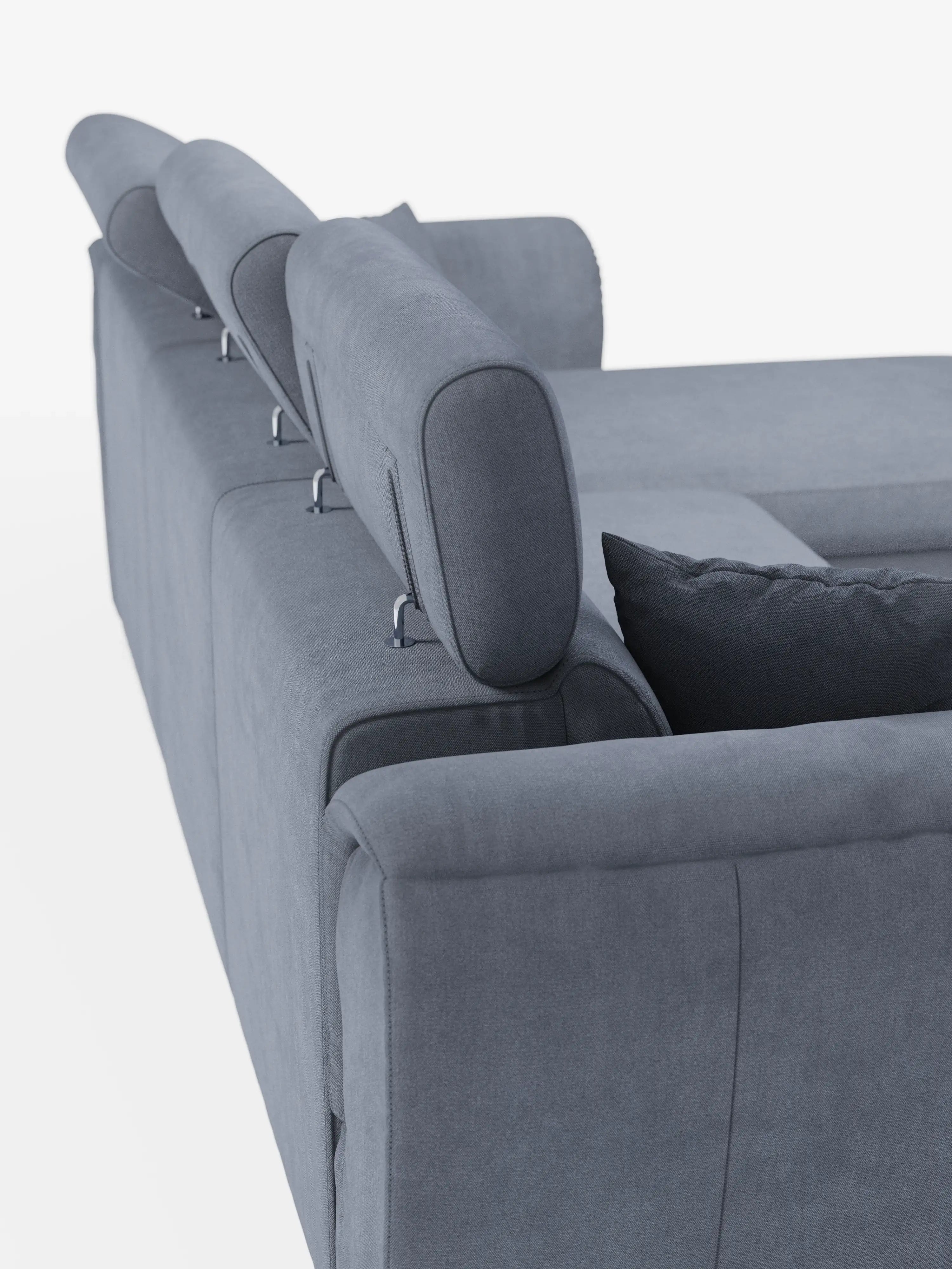 Primo piano del divano letto Titano con penisola reversibile e contenitore, poggiatesta reclinabili ed elemento estraibile in tessuto smacchiabile di divitt.sbs. Questo moderno divano grigio è dotato di poggiatesta regolabili e di una chaise longue reversibile con contenitore integrato, il tutto rivestito in tessuto facile da pulire per garantire stile e comfort. Un cuscino grigio abbinato poggia sulla seduta, mentre lo sfondo bianco a tinta unita ne esalta il design elegante e minimalista.