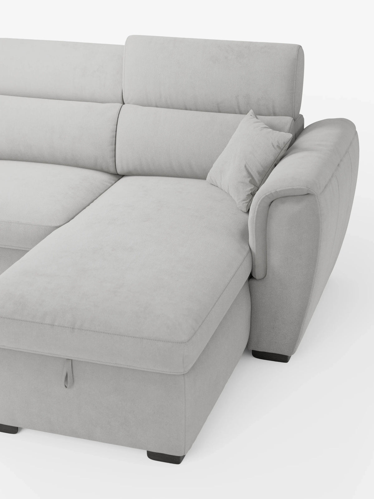 Il divano letto Titano con penisola reversibile e contenitore di divitt.sbs è un divano moderno di colore grigio chiaro, dotato di chaise longue reversibile, poggiatesta reclinabili e un elemento estraibile. Rivestito in tessuto facile da pulire, questo divano contemporaneo presenta ampi cuscini imbottiti, un rivestimento morbido e gambe corte nere. È esposto su uno sfondo bianco.
