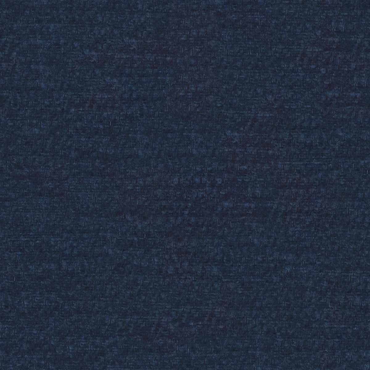 Il letto imbottito KAELOS minimal di Letti.store è rivestito in tessuto ciniglia blu scuro con una delicata trama intrecciata, ideale per la sua testiera arrotondata e la base contenitiva, che conferiscono profondità e morbidezza all’arredamento della vostra camera da letto.