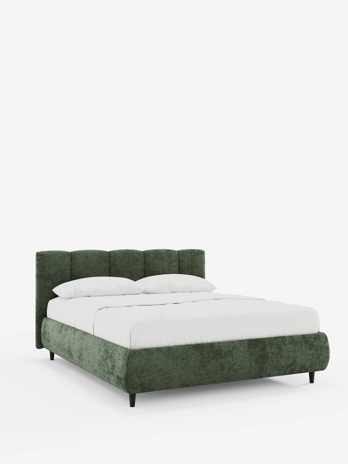 Letto imbottito ARKAM verde oliva con contenitore e testiera a lavorazione verticale, con finitura testurizzata, trapuntatura a canali verticali, biancheria da letto bianca immacolata e piccole gambe nere su uno sfondo bianco a tinta unita.