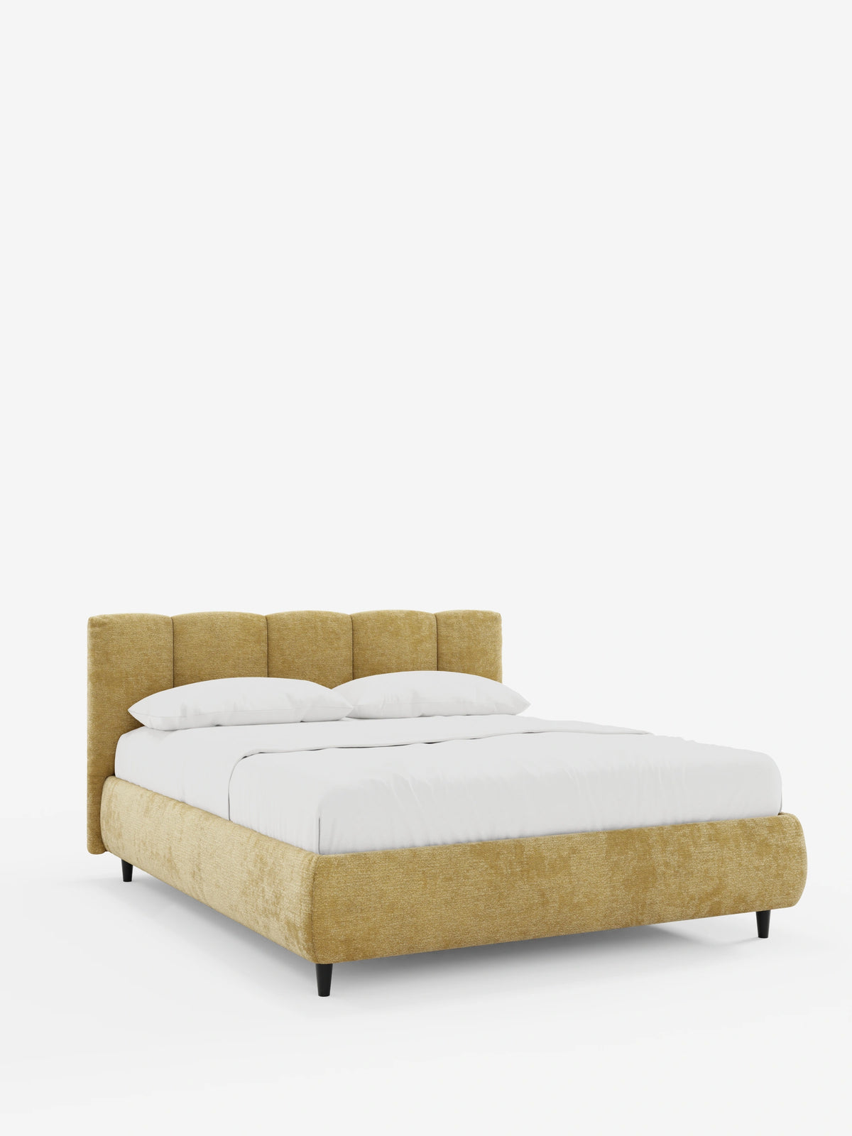 Il letto imbottito ARKAM con contenitore e testiera a lavorazione verticale è un letto matrimoniale color giallo senape con una testiera alta e trapuntata a canalini, rivestito con lenzuola bianche immacolate, poggiante su piccoli piedini neri su uno sfondo bianco.