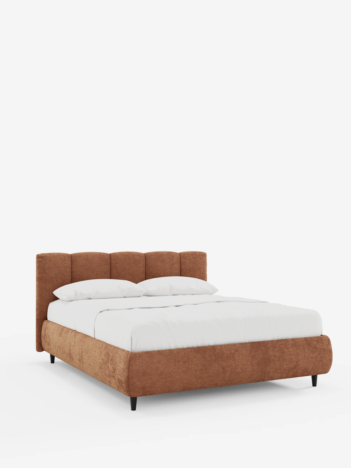 Il letto imbottito ARKAM con contenitore e testiera a lavorazione verticale è un letto imbottito color ruggine con testiera trapuntata verticalmente, biancheria da letto bianca e piccole gambe nere su sfondo bianco.