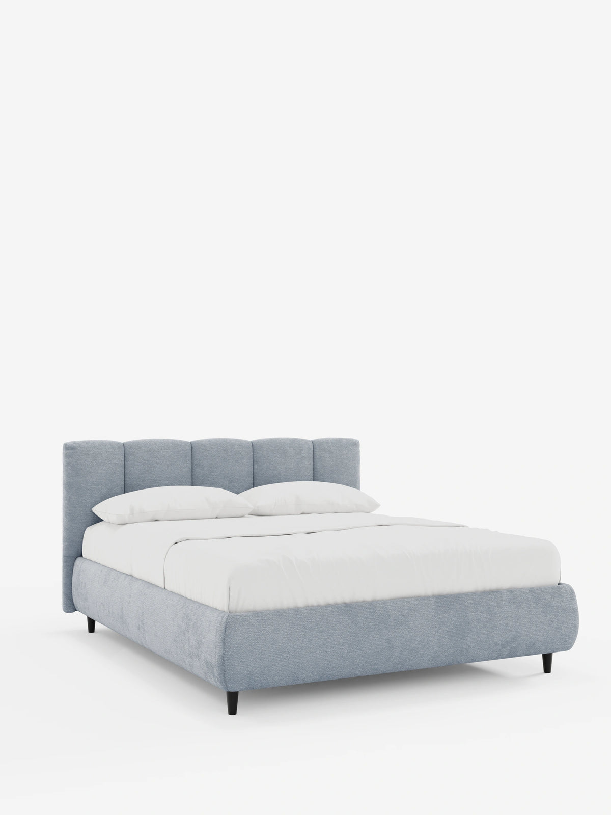 Un letto imbottito ARKAM con contenitore e testiera a cuciture verticali in azzurro su sfondo bianco, caratterizzato da una testiera con cuciture verticali, biancheria da letto bianca e piccole gambe affusolate scure.