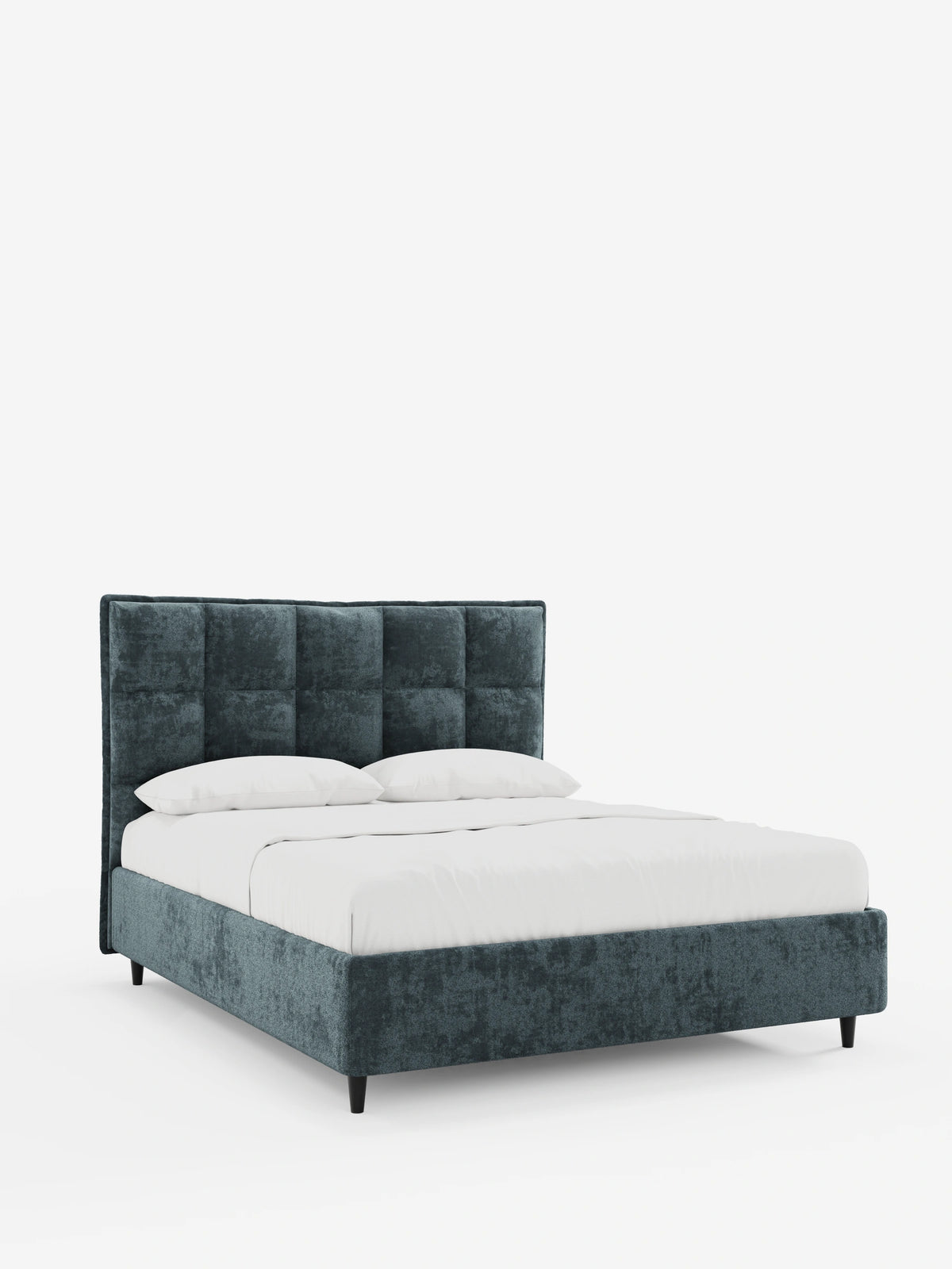 Il letto imbottito AURO con contenitore e testiera alta capitonné in ciniglia Oeko-Tex® è un letto imbottito blu scuro con una testiera alta capitonné, rivestito con lenzuola bianche, su gambe sottili e scure su uno sfondo bianco.