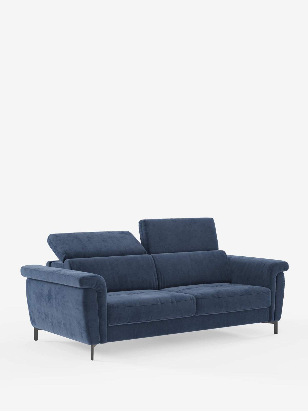Il divano letto di design Capri di divitt.sbs è rivestito con un sofisticato tessuto T30 effetto velluto blu intenso, resistente alle macchie. I braccioli sottili e i due poggiatesta reclinabili offrono un comfort su misura, mentre le alte gambe in metallo nero e la raffinata maestria artigianale italiana fondono stile ed eleganza contemporanea su uno sfondo bianco a tinta unita.