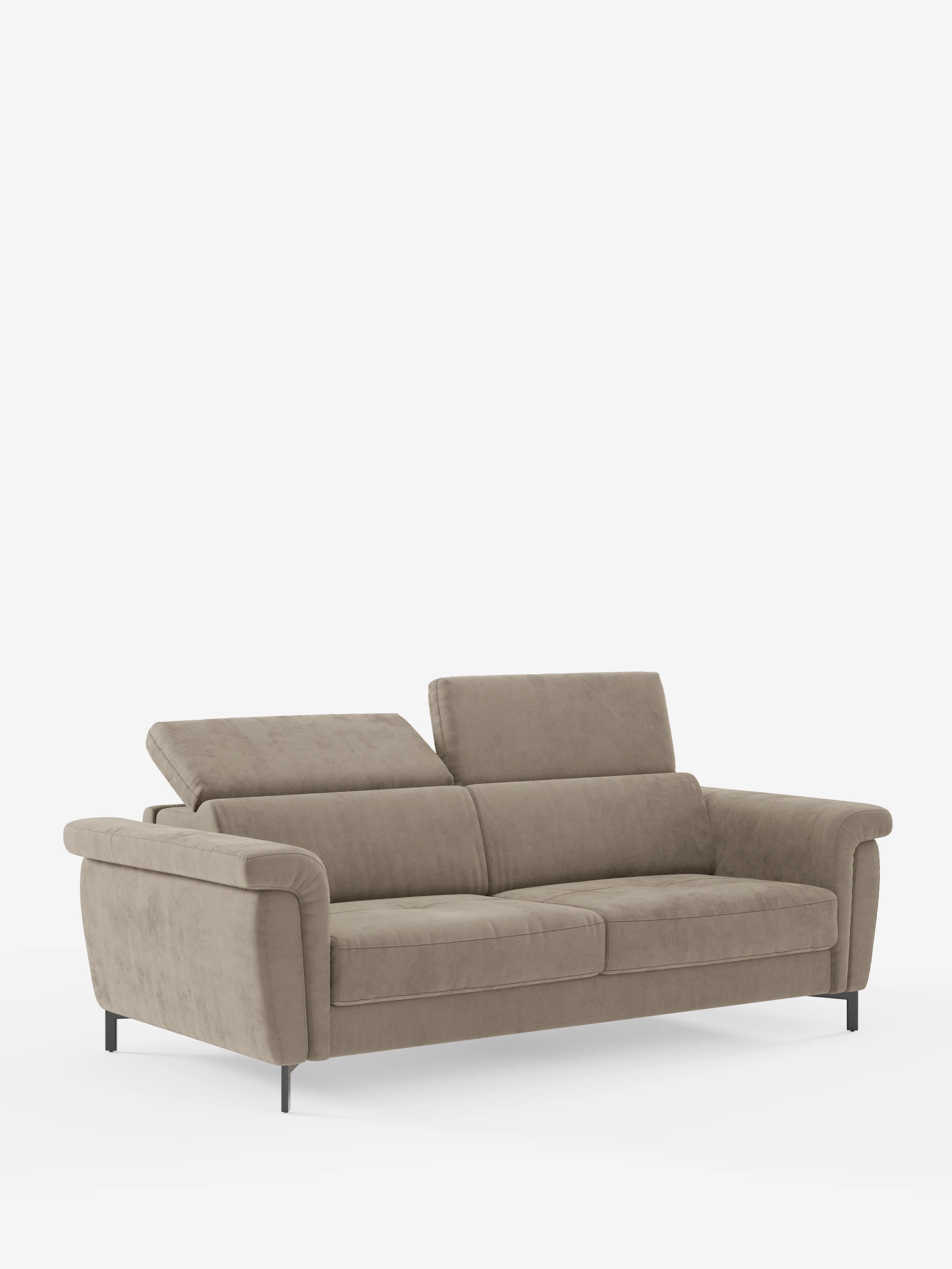Il divano letto di design Capri di divitt.sbs è un divano a due posti color beige con morbidi cuscini, ampi braccioli imbottiti e gambe alte e slanciate in metallo nero. Caratterizzato da poggiatesta rialzati e regolabili e rivestito in un raffinato tessuto effetto velluto T30 resistente alle macchie, che ricorda la pregiata manifattura italiana, si staglia su uno sfondo bianco.