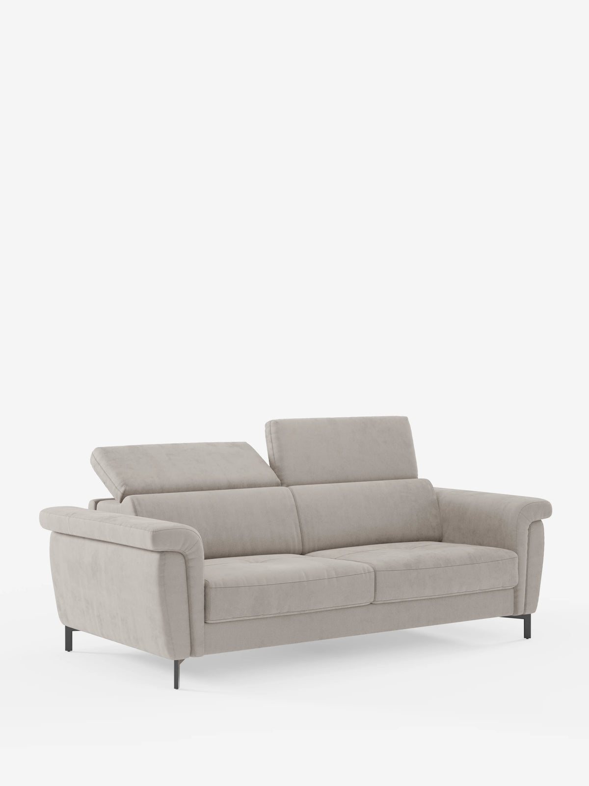 Un divano letto contemporaneo grigio chiaro con effetto velluto: il divano letto di design Capri con piedini alti di divitt.sbs si caratterizza per le linee pulite, i due ampi cuscini di seduta e gli schienali alti con un poggiatesta regolabile. Gli ampi braccioli e le sottili gambe in metallo nero ne esaltano l’impeccabile manifattura italiana, il tutto messo in risalto da uno sfondo bianco a tinta unita. Rivestito in raffinato tessuto T30 resistente alle macchie.