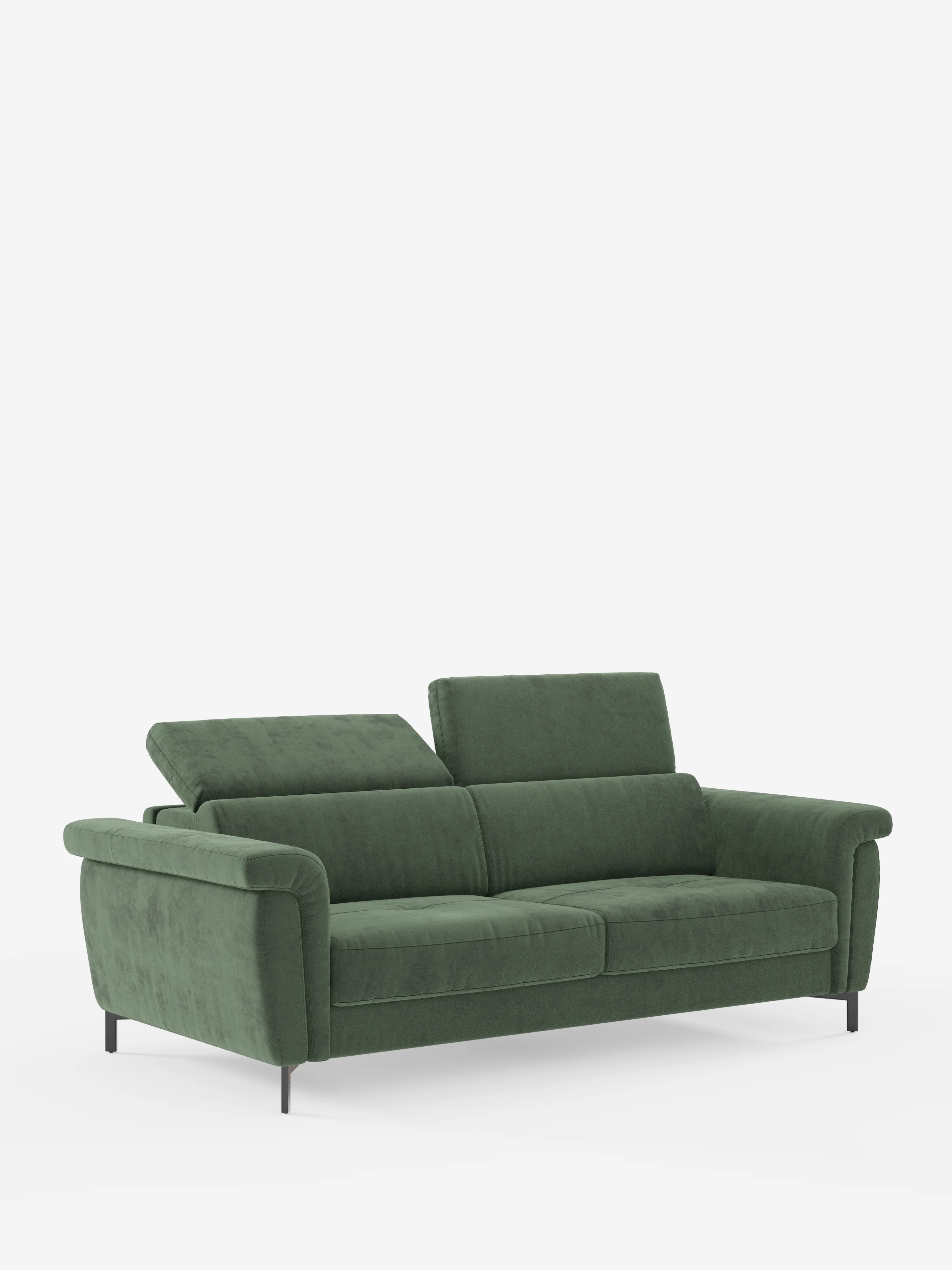 Vi presentiamo il divano letto di design Capri di divitt.sbs, un elegante divano verde realizzato con maestria secondo la tradizione artigianale italiana. Rivestito con un sofisticato tessuto T30 effetto velluto resistente alle macchie, è dotato di due cuscini di seduta, ampi braccioli e due poggiatesta reclinabili per un comfort superiore. Progettato con uno stile minimalista e sostenuto da corte gambe nere, questo elegante complemento d’arredo risalta su uno sfondo bianco a tinta unita.
