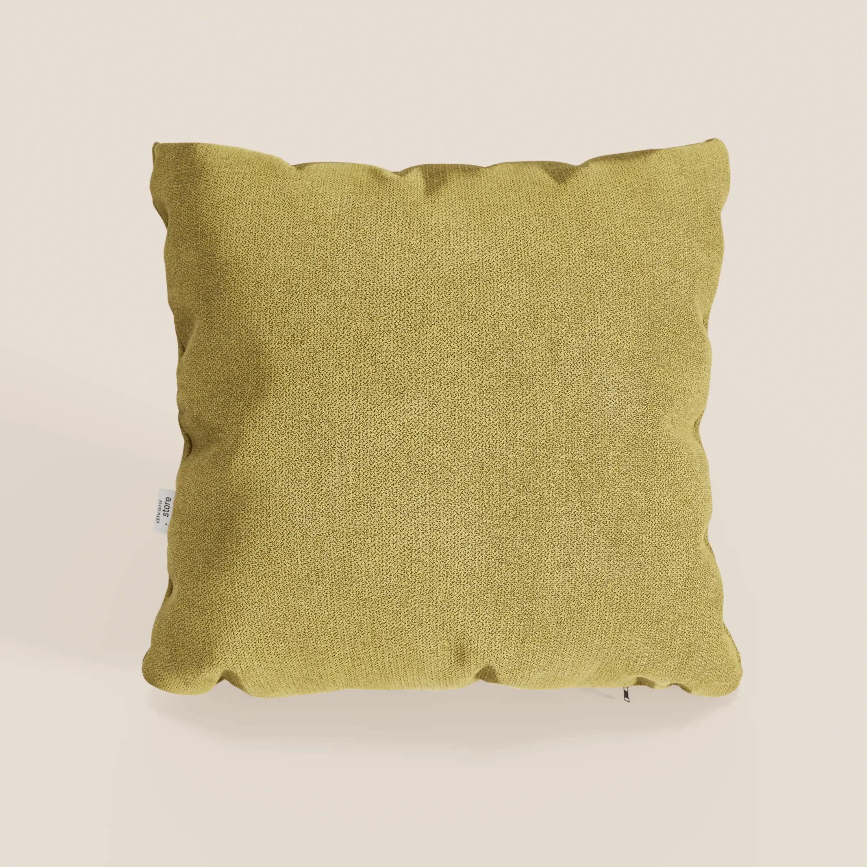 Il cuscino Destiny 45x45 cm di divitt.sbs, realizzato in morbido tessuto impermeabile T02 giallo senape, è centrato su uno sfondo beige chiaro con sottili pieghe, una targhetta laterale bianca e ombre che ne evidenziano la forma felpata.