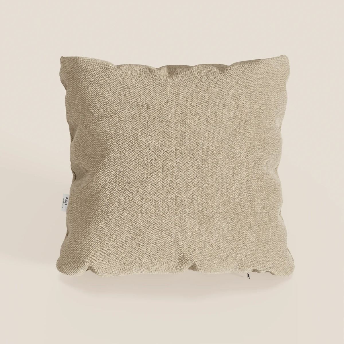 Il cuscino Sogno di divitt.sbs, presentato in morbido tessuto cammello SMACCHIABILE T05, presenta un design semplice con angoli curvi, perfetto come cuscini eleganti per divani per aggiungere un tocco neutro a qualsiasi divano.