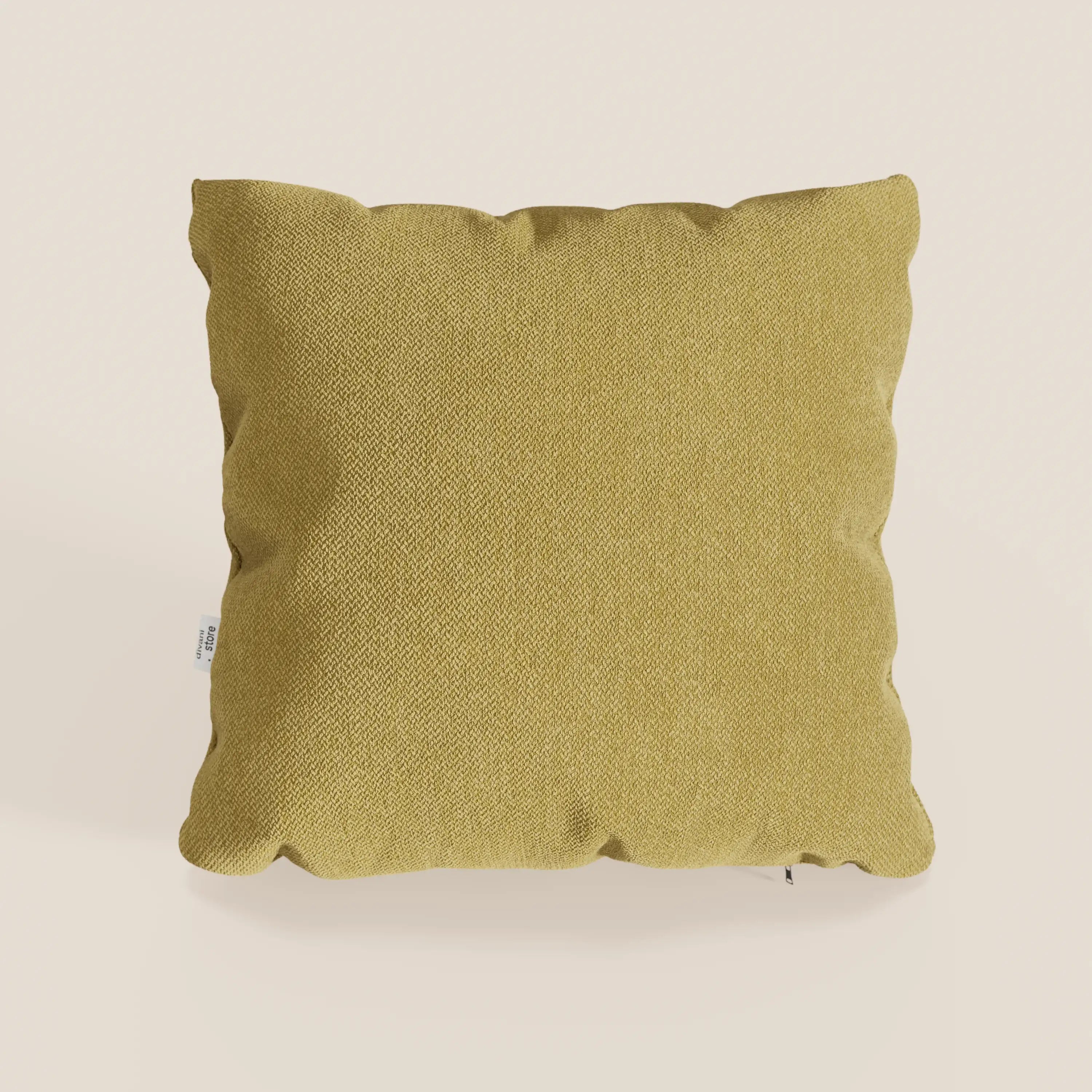 Il cuscino Sogno di divitt.sbs, nel colore giallo senape SMACCHIABILE T05, è caratterizzato da una sottile trama intrecciata, da bordi leggermente irregolari e da una piccola etichetta laterale bianca, ideale per cuscini d'arredo o cuscini per divani.