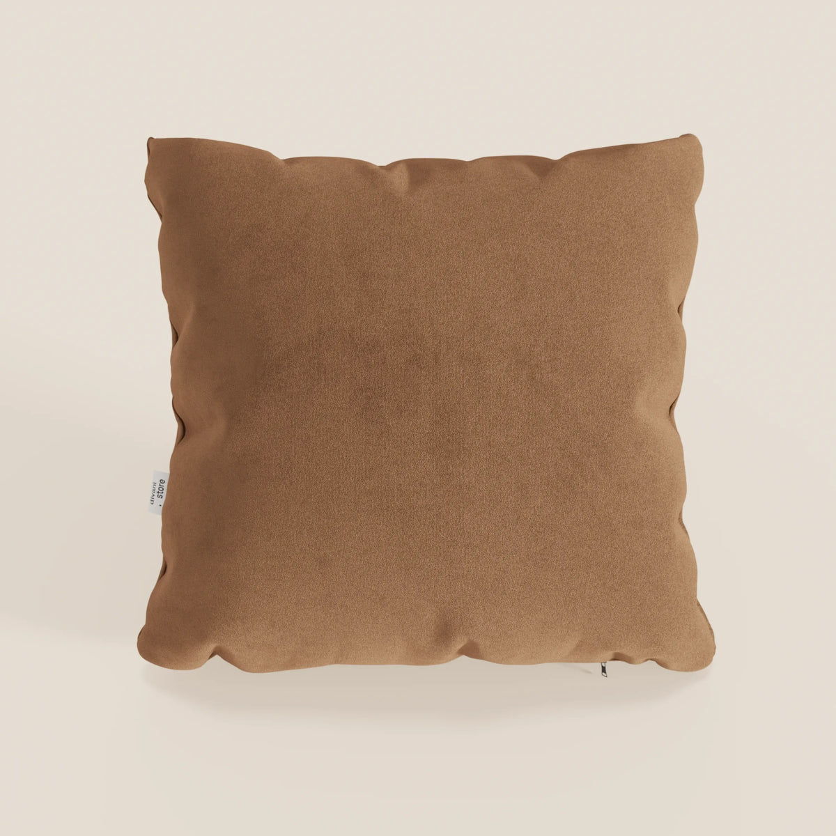 Il cuscino Jazz di divitt.sbs, qui presentato nel colore T11 cuoio, ha una forma quadrata con angoli leggermente arrotondati e una piccola etichetta bianca. Realizzato in microfibra tecnica antimacchia, conferisce un sottile fascino decorativo a qualsiasi ambiente.