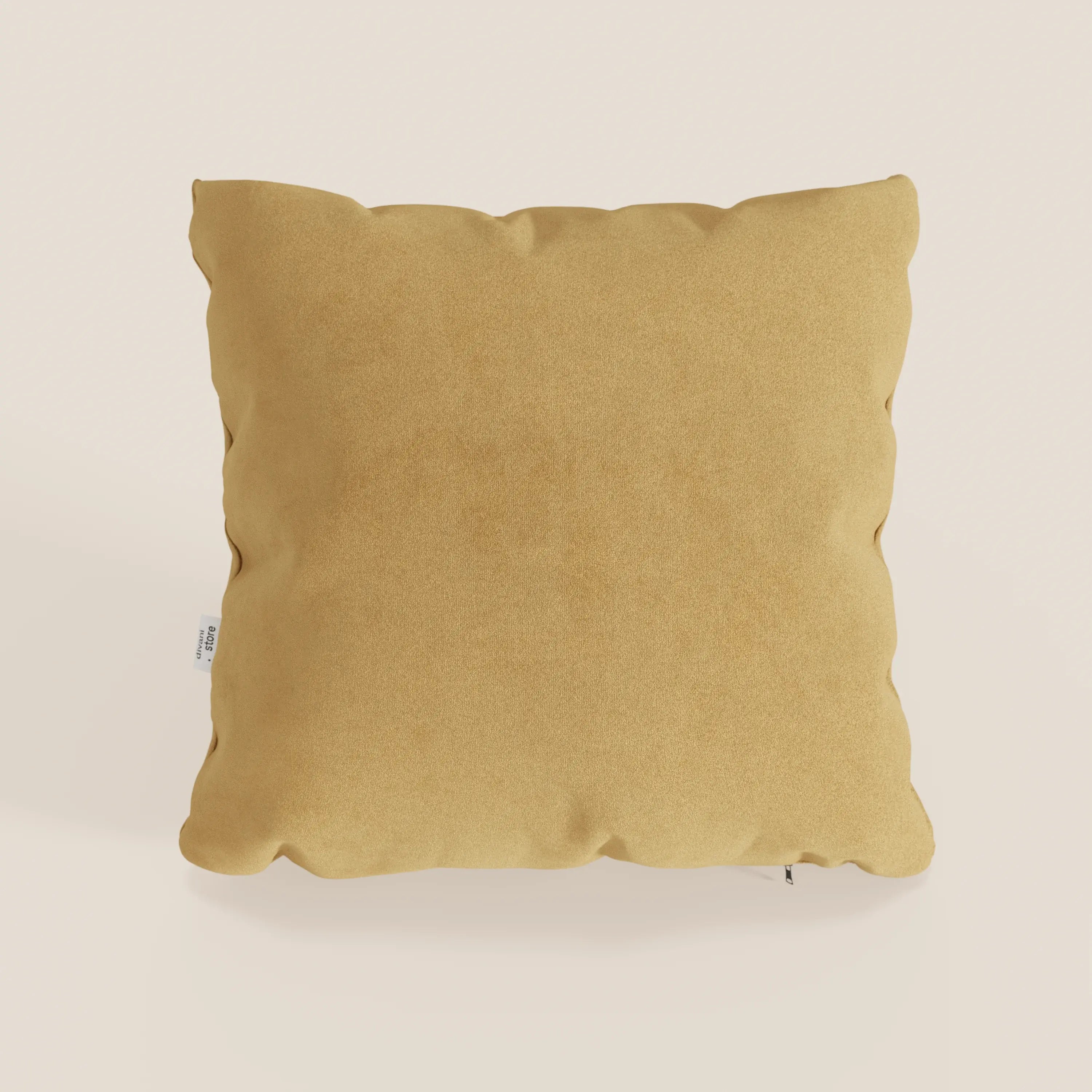 Il cuscino Jazz di divitt.sbs in T11 giallo, realizzato in microfibra tecnica antimacchia, è quadrato e centrato su uno sfondo beige chiaro. Una piccola etichetta in tessuto bianco è visibile sulla cucitura laterale sinistra del cuscino.