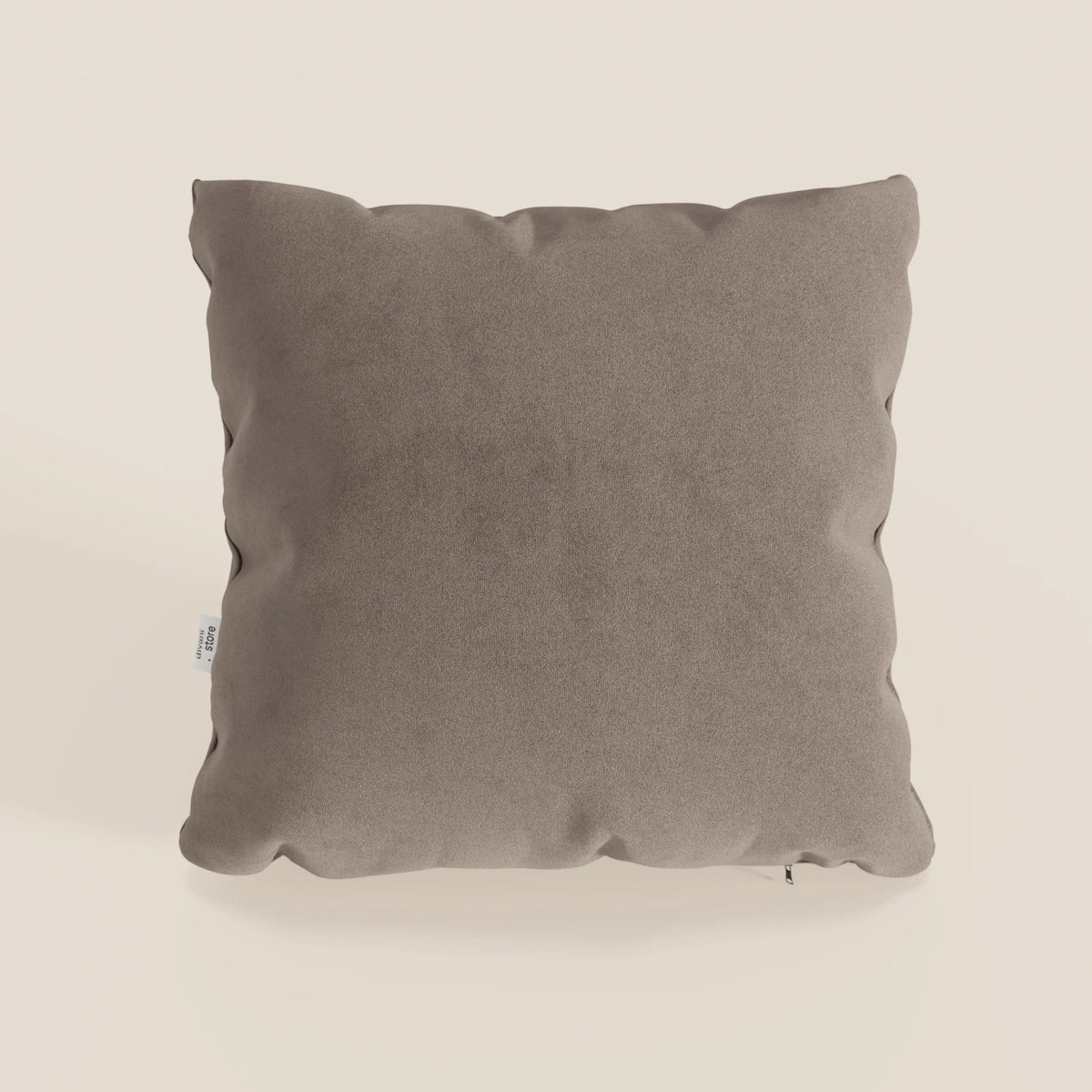Il cuscino Jazz di divitt.sbs, 45x45 cm, in microfibra antimacchia T11 marrone dalla morbida texture scamosciata e dai bordi frastagliati, presenta una piccola etichetta laterale bianca ed è raffigurato su uno sfondo bianco sporco.