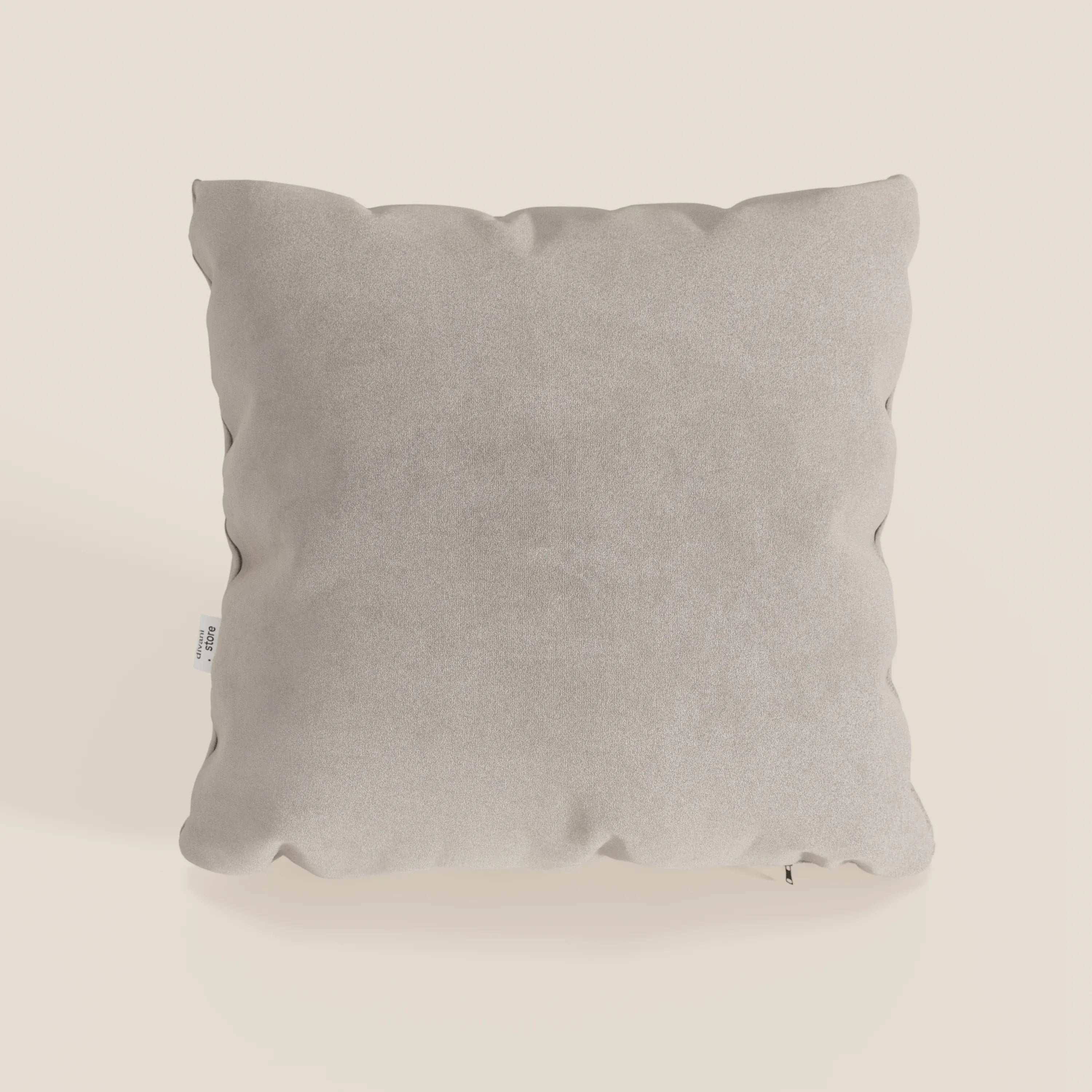 Il cuscino Jazz di divitt.sbs in smacchiabile T11 tortora microfibra, 45x45 cm, offre un look beige chiaro con una texture sottile e una sensazione di morbidezza al tatto, uno stile senza tempo per qualsiasi spazio, disponibile in vari colori.