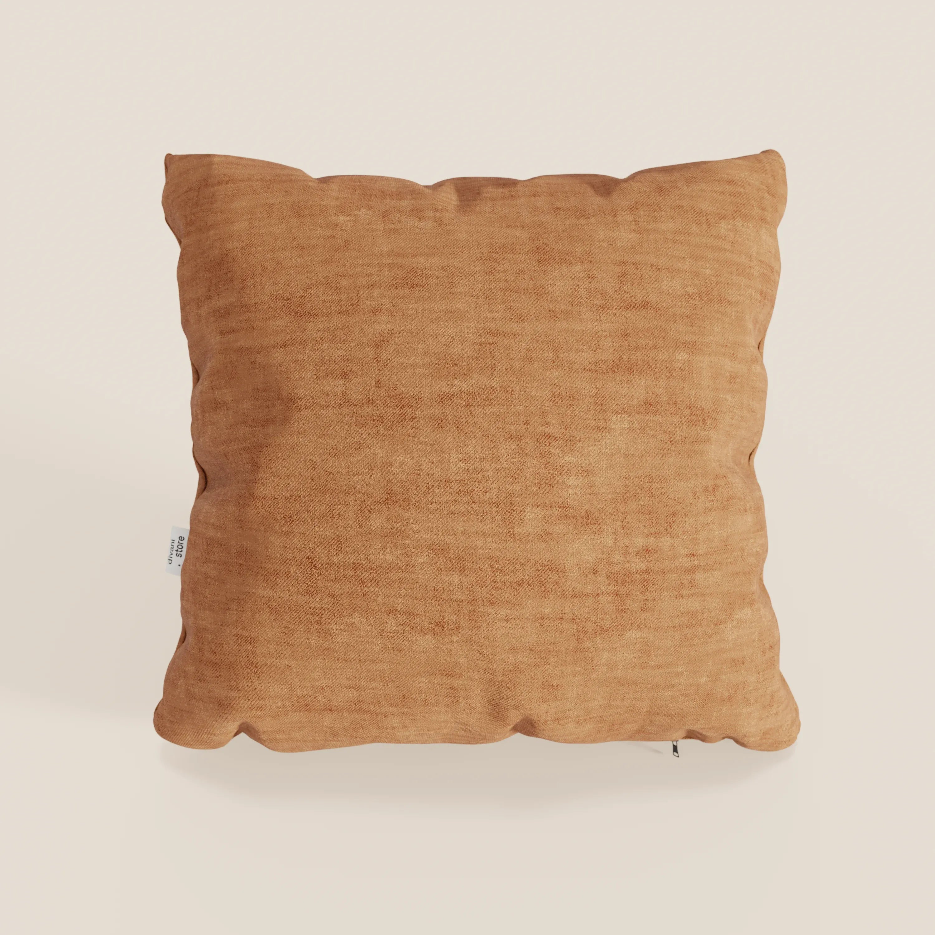 Il cuscino quadrato Sofia di divitt.sbs, di colore arancio-marrone, realizzato in morbido velluto Easy Clean T35, antimacchia e impermeabile, è posizionato in verticale su uno sfondo bianco sporco, con un'etichetta laterale bianca e una sottile cerniera in basso a destra.