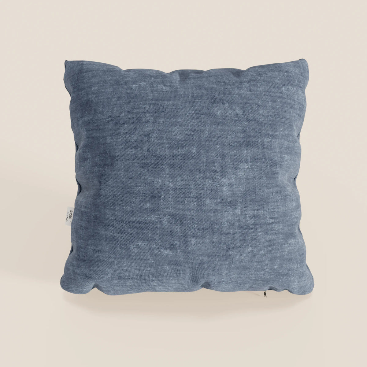 Il cuscino Sofia di divitt.sbs è un cuscino decorativo quadrato in morbido velluto nuvolato (Easy Clean T35), antimacchia e impermeabile, presentato in blu denim con un aspetto abbondante, angoli arrotondati e una piccola etichetta in tessuto sul bordo sinistro.