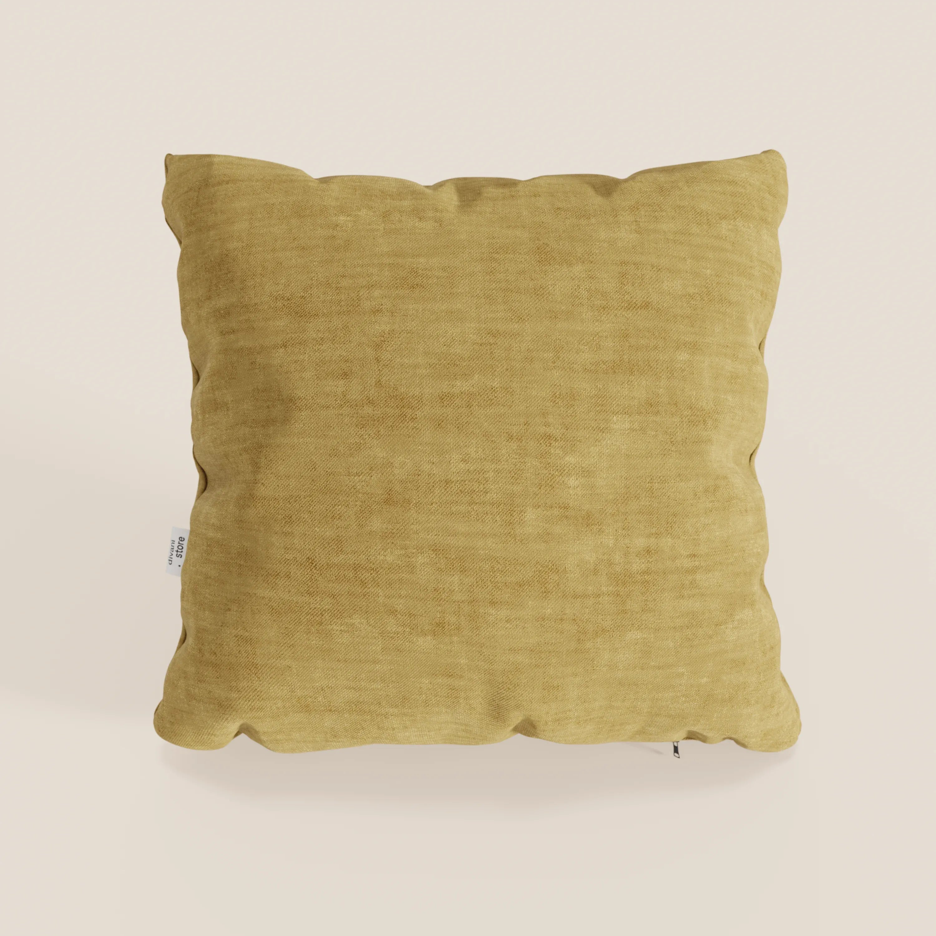 Un cuscino Sofia di divitt.sbs in giallo senape, realizzato in morbido velluto nuvolato antimacchia e impermeabile (Easy Clean T35), si adagia con una texture felpata e una targhetta bianca sul lato sinistro su uno sfondo bianco sporco.