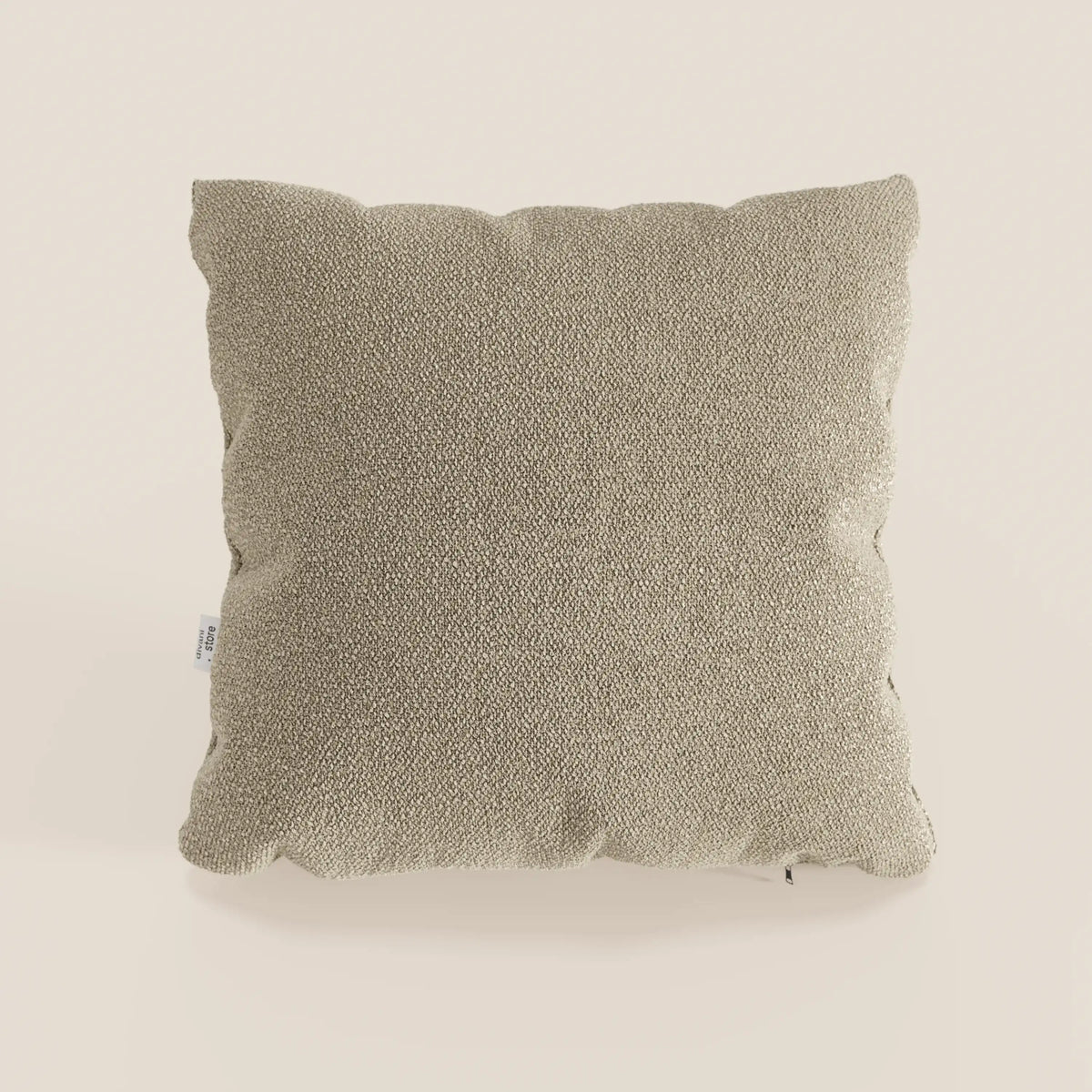 Il cuscino Lambada di divitt.sbs, presentato in tessuto T33 beige chiaro, è caratterizzato da bordi morbidamente arrotondati, da una sottile etichetta laterale e da un aspetto minimale e accogliente. Realizzato in fresco tessuto naturale antimacchia e impermeabile. Disponibile in diversi colori.