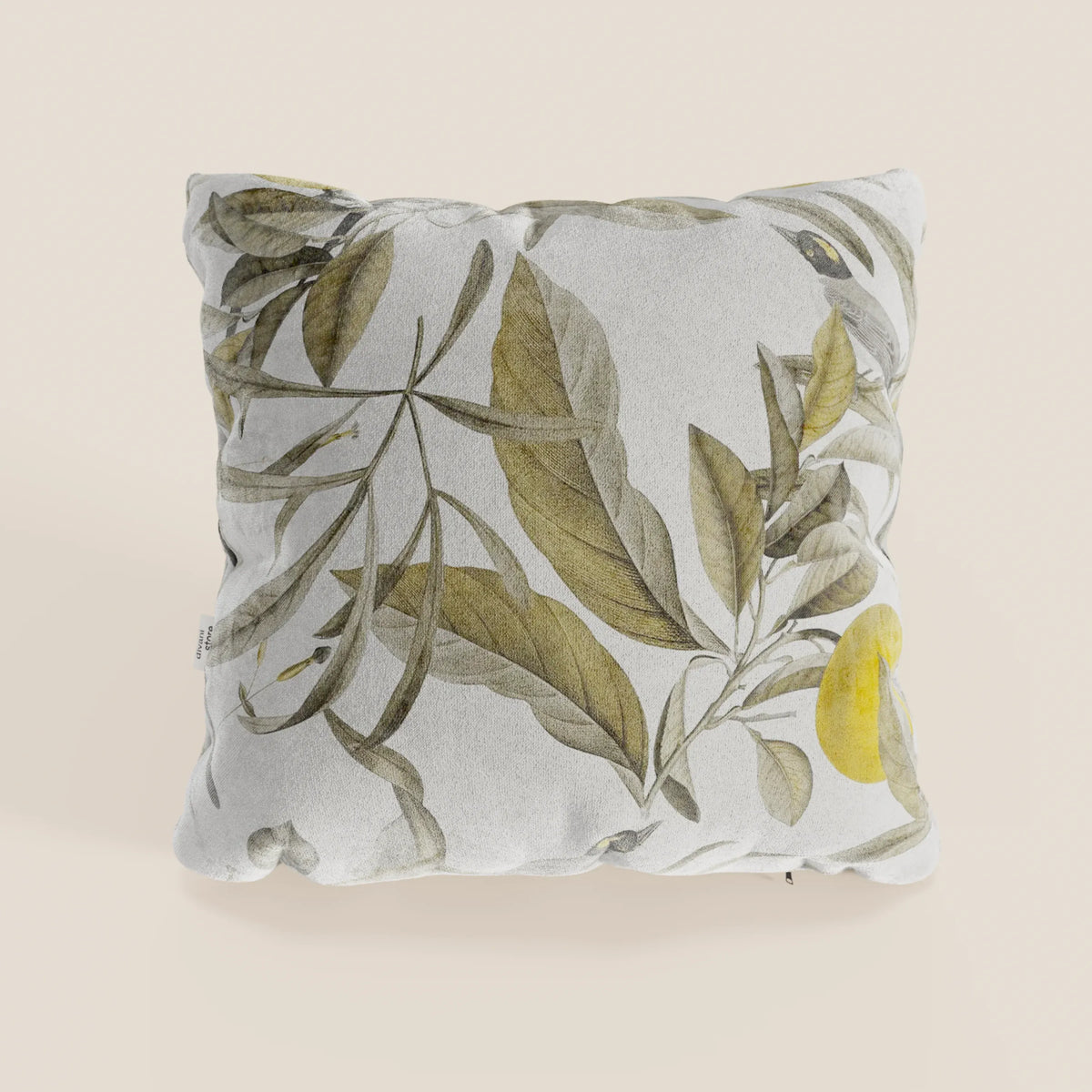 Il cuscino Lemon elegante collezione di cuscini a fantasia in velluto impermeabile panna di divitt.sbs è un cuscino quadrato 45x45 con sfondo bianco ed elegante stampa di foglie verdi e limone giallo per un tocco fresco e minimalista.