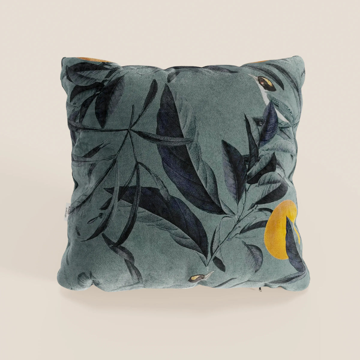 Il cuscino elegante Lemon di divitt.sbs è caratterizzato da un velluto idrorepellente color petrolio con un motivo botanico, foglie blu scuro, steli neri e accenti gialli a mezzaluna: una scelta elegante per le composizioni decorative.