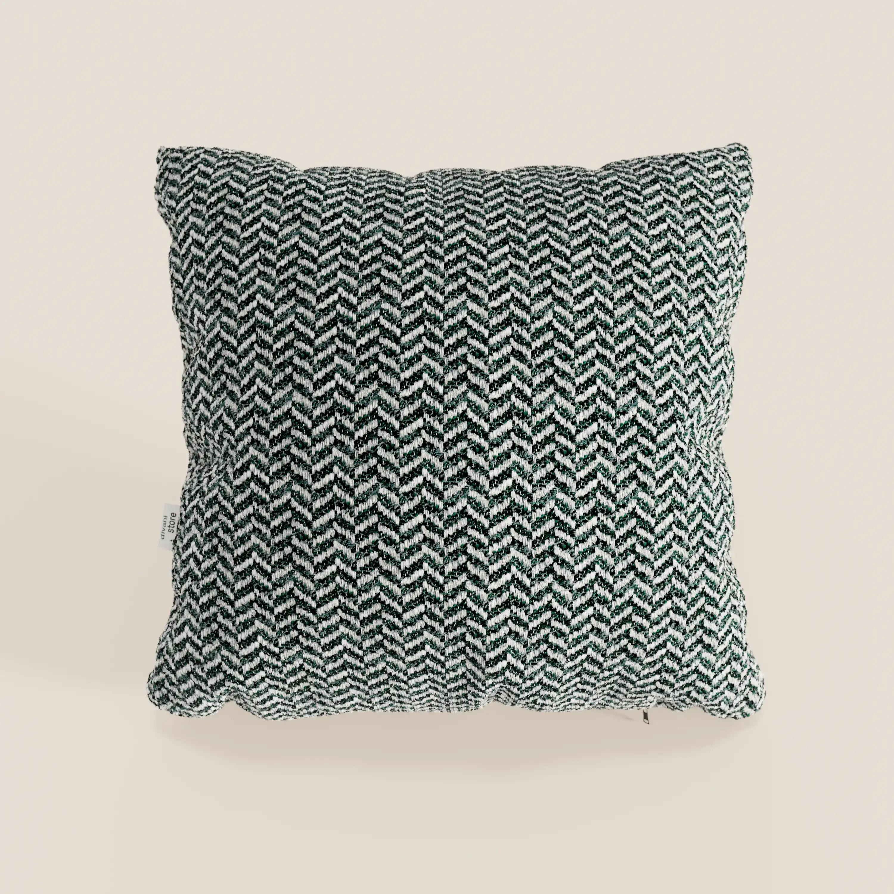 Il cuscino Sorrento 45x45 in lino di divitt.sbs è un morbido cuscino quadrato lavabile in lavatrice, caratterizzato da un motivo a zigzag a chevron bianco e nero, eleganti bordi arrotondati e uno sfondo beige chiaro che gli conferisce un'eleganza naturale.