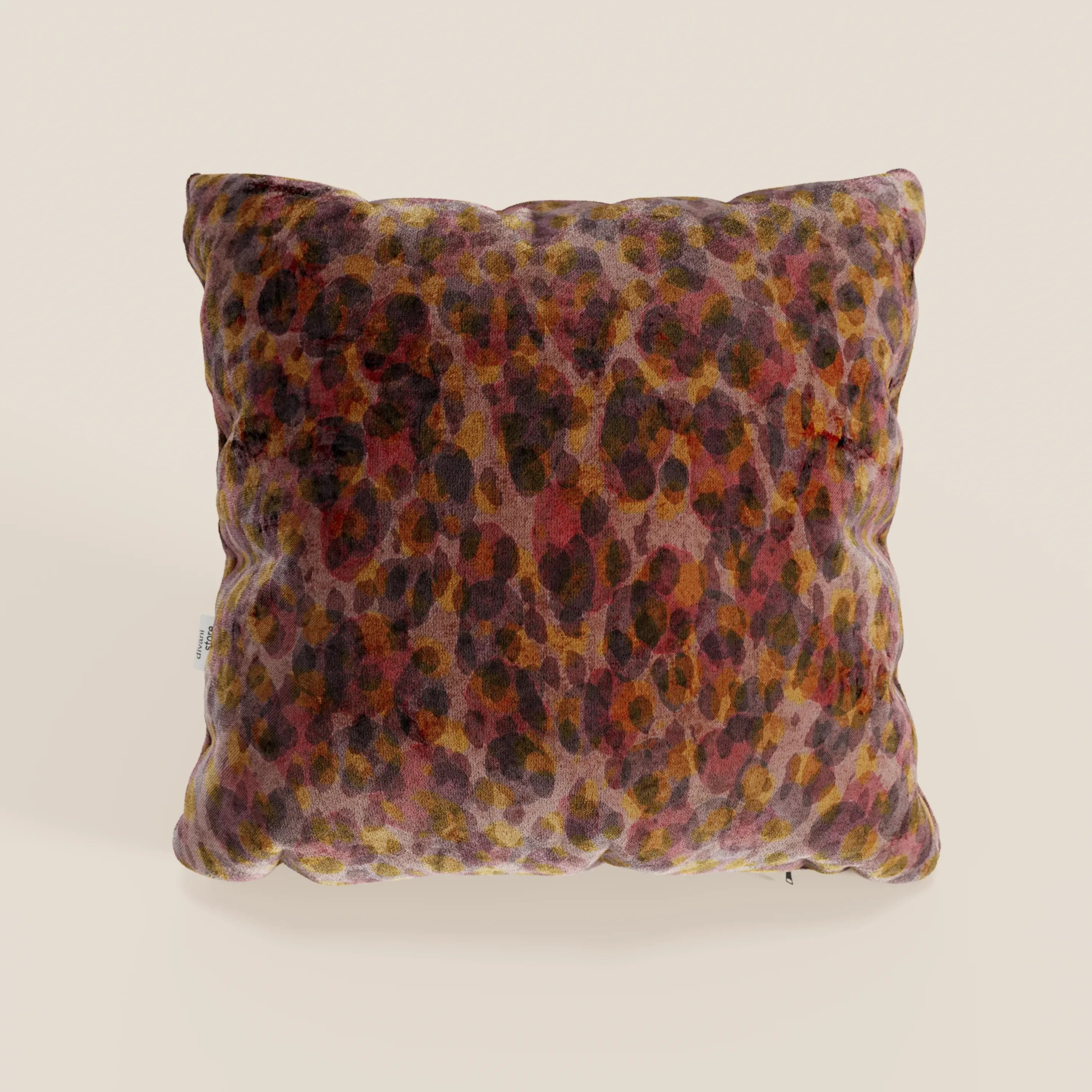 Il cuscino Brush di divitt.sbs è un cuscino quadrato 45x45 cm in velluto rosso impermeabile, dalla texture morbida e dal design moderno, perfetto per aggiungere colore e stile al vostro arredamento. Disponibile in diversi colori.