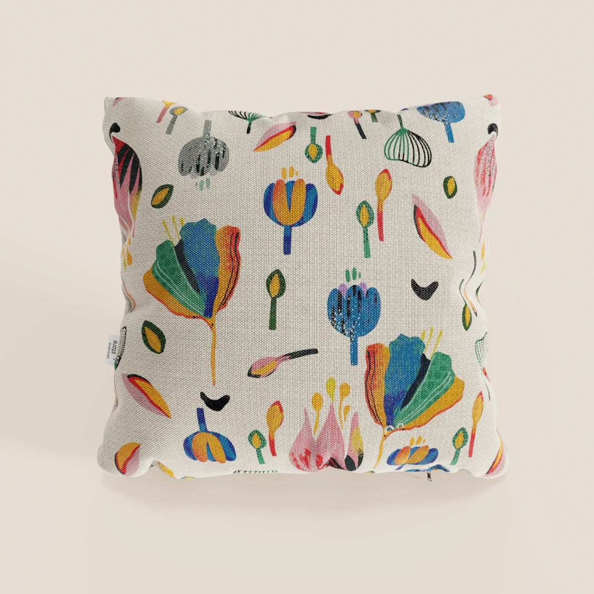 Il cuscino Joy collezione cuscino di divitt.sbs è un cuscino quadrato lavabile in fresco cotone crema resistente all'acqua con un colorato disegno floreale astratto e una trama intrecciata per un tocco decorativo e artistico.