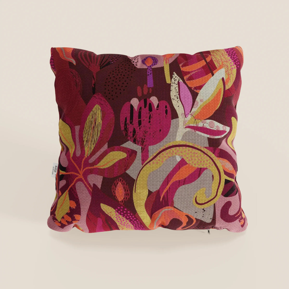 Il cuscino Joy 45x45 cm di divitt.sbs presenta una fantasia multicolor astratta su tessuto cotone impermeabile rosso, con foglie e petali stilizzati-ideale tra i cuscinetti decorativi per vivacizzare ogni ambiente.