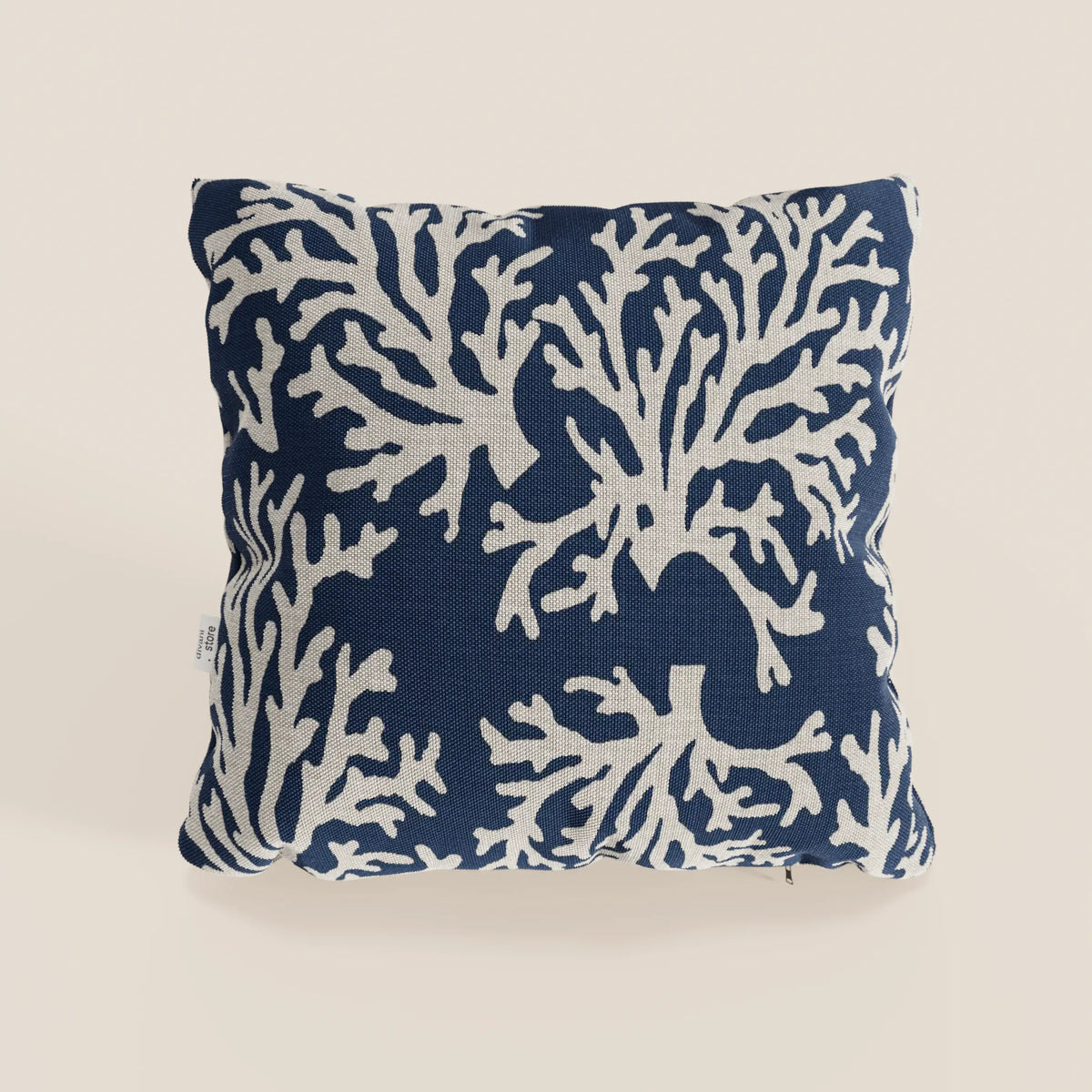 La collezione di cuscini Nautilus di divitt.sbs presenta un cuscino quadrato 45x45 in tessuto impermeabile, con sfondo blu navy e motivo a coralli bianchi, perfetto per aggiungere fascino costiero al vostro arredamento.