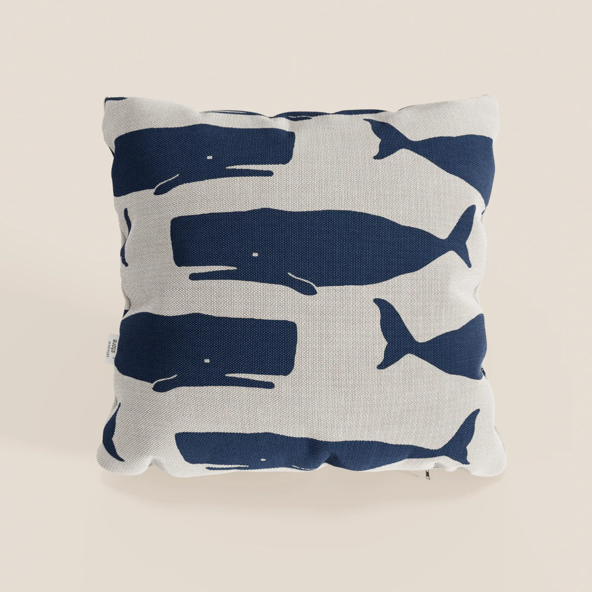 La collezione di cuscini Nautilus di divitt.sbs presenta un cuscino quadrato impermeabile con balene blu navy su sfondo bianco, moderno e giocoso, perfetto come cuscino decorativo in stile marino.