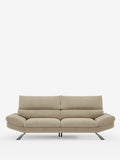 Vi presentiamo il divano Eclipse dal design moderno a 2 e 3 posti con schienali traslanti di divitt.sbs: un divano contemporaneo color beige caratterizzato da morbidi cuscini, ampi braccioli e schienali bassi regolabili. Questo divano contemporaneo minimalista poggia su piedini alti in metallo nero, sottili e angolati, ed è rivestito in elegante microfibra T11, facile da pulire. Esposto su uno sfondo bianco a tinta unita, il suo design incarna lo stile moderno.