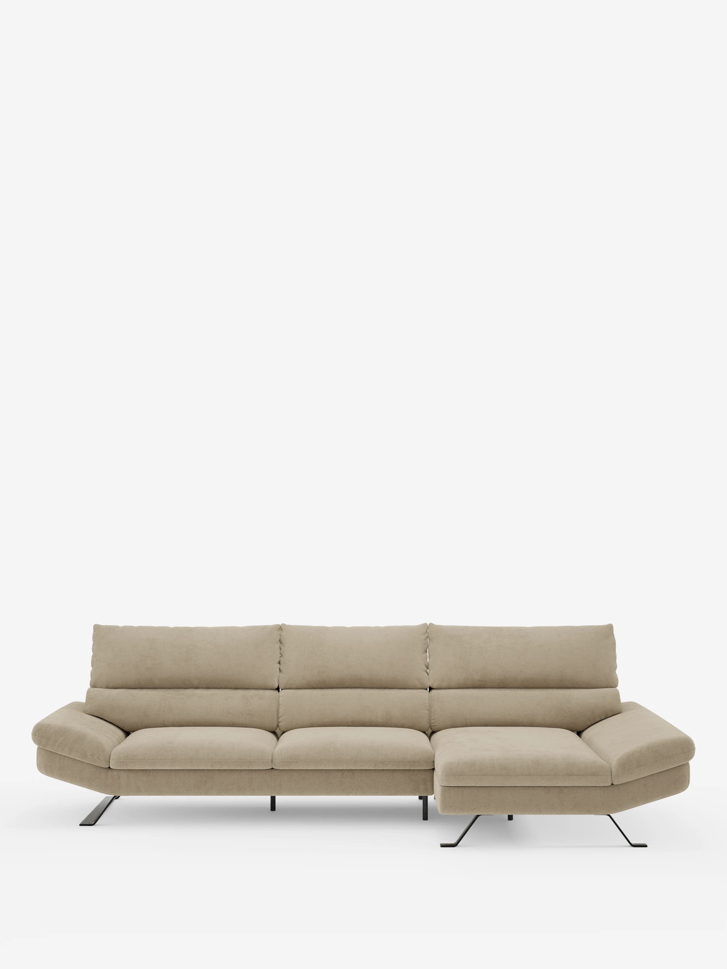 Il divano angolare Eclipse con penisola e schienali traslanti in microfibra tecnica smacchiabile T11 di divitt.sbs è un moderno divano componibile beige con tre cuscini di seduta e una chaise longue annessa sulla destra. Si caratterizza per un profilo ribassato, ampi braccioli imbottiti, schienali traslanti trapuntati e sottili gambe in metallo nero, il tutto su uno sfondo bianco a tinta unita.