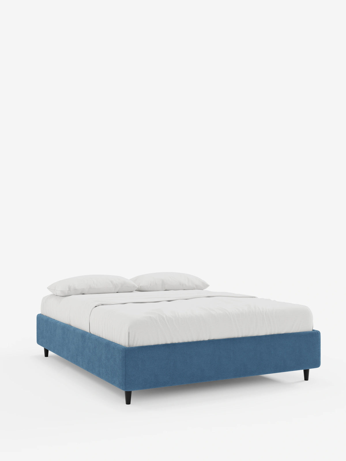 Letto ERON con rete imbottita e vano contenitore in tessuto impermeabile certificato Oeko-Tex: una rete blu rivestita con biancheria da letto bianca, due cuscini e una struttura rettangolare su gambe corte, scure e affusolate, su uno sfondo bianco.