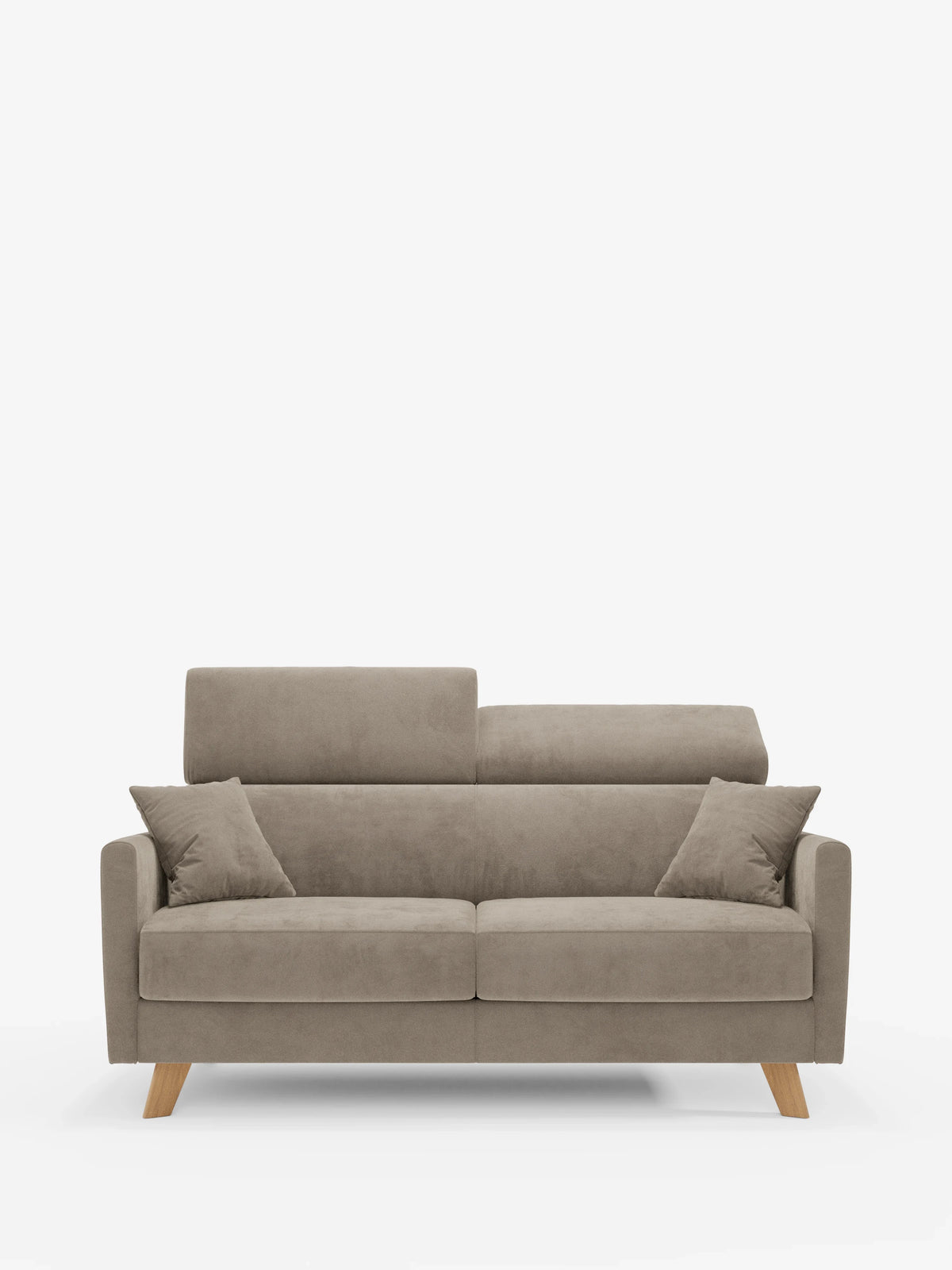 Un moderno divano letto Francy color taupe con poggiatesta regolabili di divitt.sbs, rivestito al 100% con tessuto T30 elegante e antimacchia, caratterizzato da braccioli dritti, gambe angolate in legno, due cuscini di seduta, due cuscini dello schienale e due cuscini decorativi abbinati, è raffigurato su uno sfondo bianco a tinta unita.