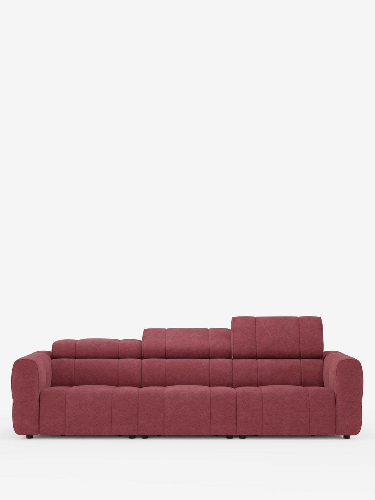 Un divano modulare Giotto a quattro posti di colore rosso intenso, con poggiatesta reclinabili e funzione relax elettrica opzionale, rivestito in tessuto smacchiabile T23 su sfondo bianco, caratterizzato da una trama trapuntata e da poggiatesta regolabili a diverse altezze.