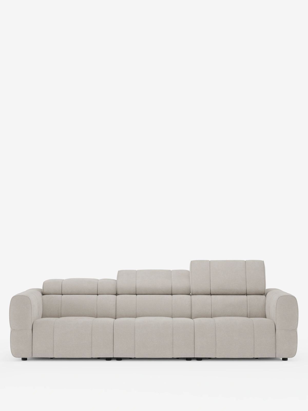 Un divano modulare Giotto a 4 posti con poggiatesta reclinabili e funzione relax elettrica opzionale, rivestito in tessuto smacchiabile T23 color beige chiaro, caratterizzato da una trama trapuntata, braccioli bassi e tre poggiatesta regolabili su sfondo bianco.