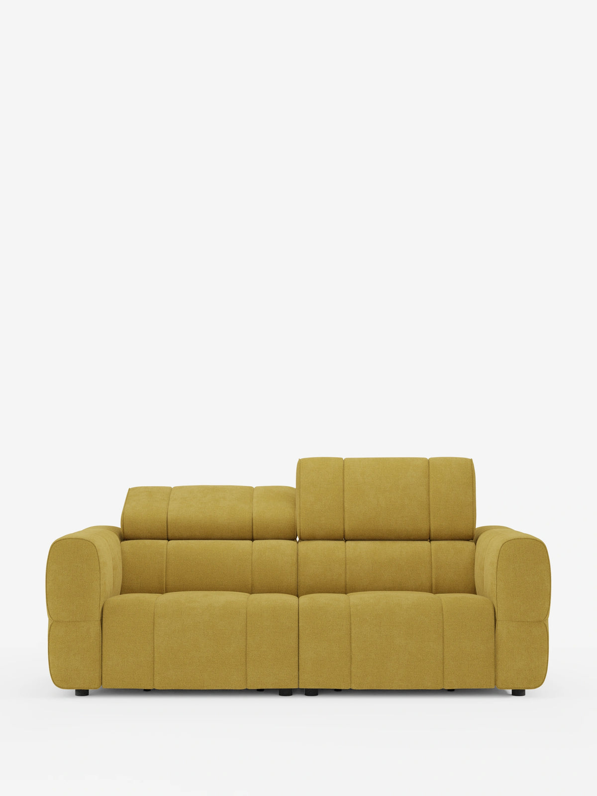 Un divano modulare Giotto a 3 posti color giallo senape, con poggiatesta reclinabili e funzione relax elettrica opzionale, rivestito in tessuto smacchiabile T23 su sfondo bianco, caratterizzato da cuscini testurizzati e da un poggiatesta regolabile in posizione sollevata.