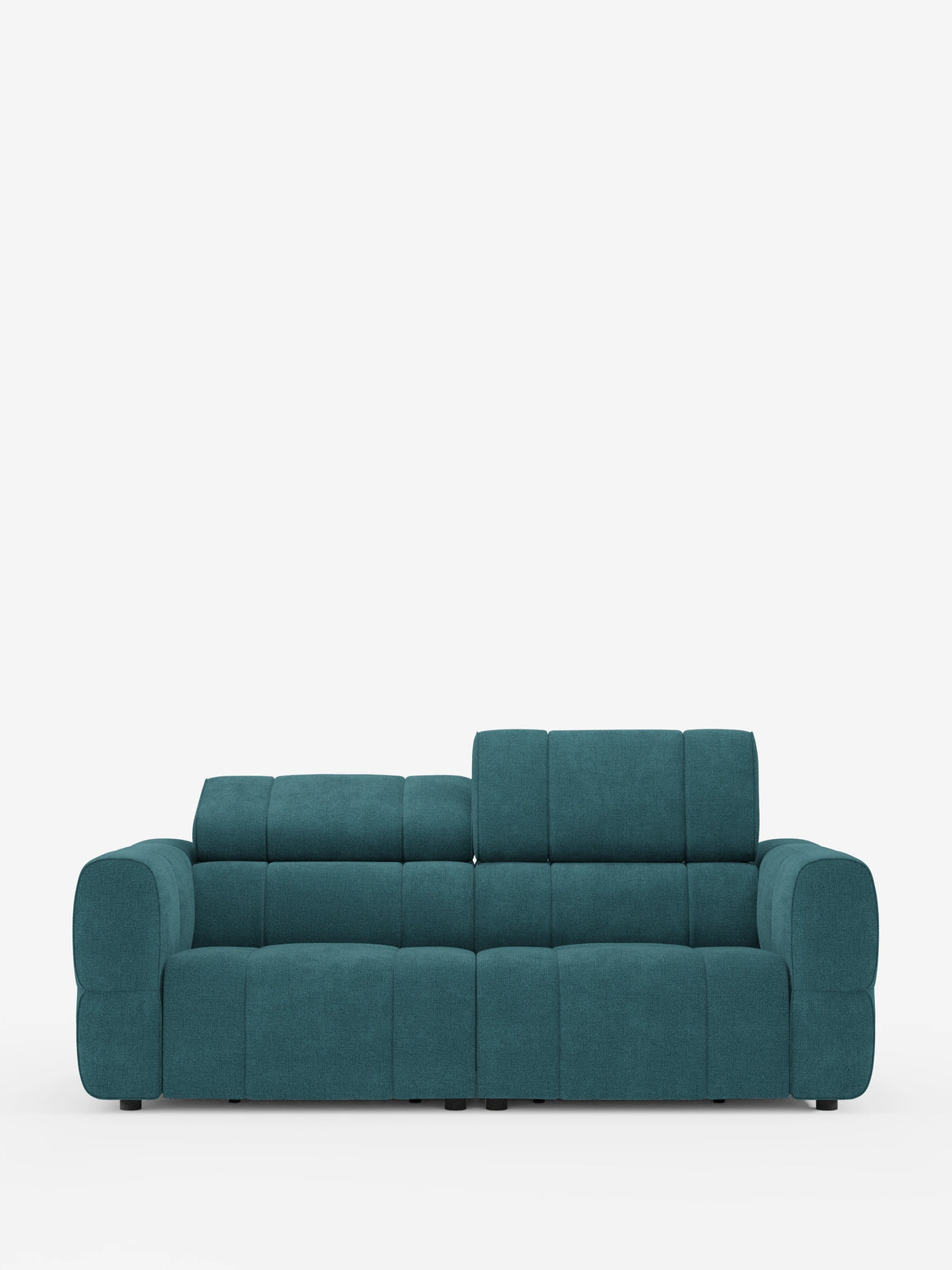 Un divano modulare Giotto a 3 posti, con poggiatesta reclinabili e funzione relax elettrica opzionale, rivestito in tessuto smacchiabile T23 color verde acqua, è raffigurato al centro su uno sfondo bianco, con un poggiatesta regolabile sollevato e l’altro abbassato.