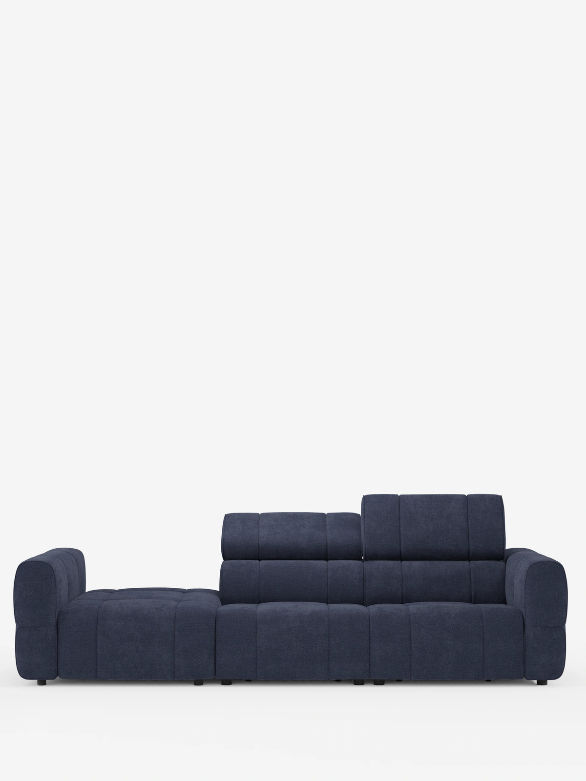 Un divano componibile Giotto blu scuro con terminale aperto - opzione relax elettrico in tessuto smacchiabile T23 - è raffigurato su uno sfondo bianco; presenta un terminale aperto a sinistra, uno schienale rialzato a destra e cuscini quadrati bassi dalla trama ruvida.