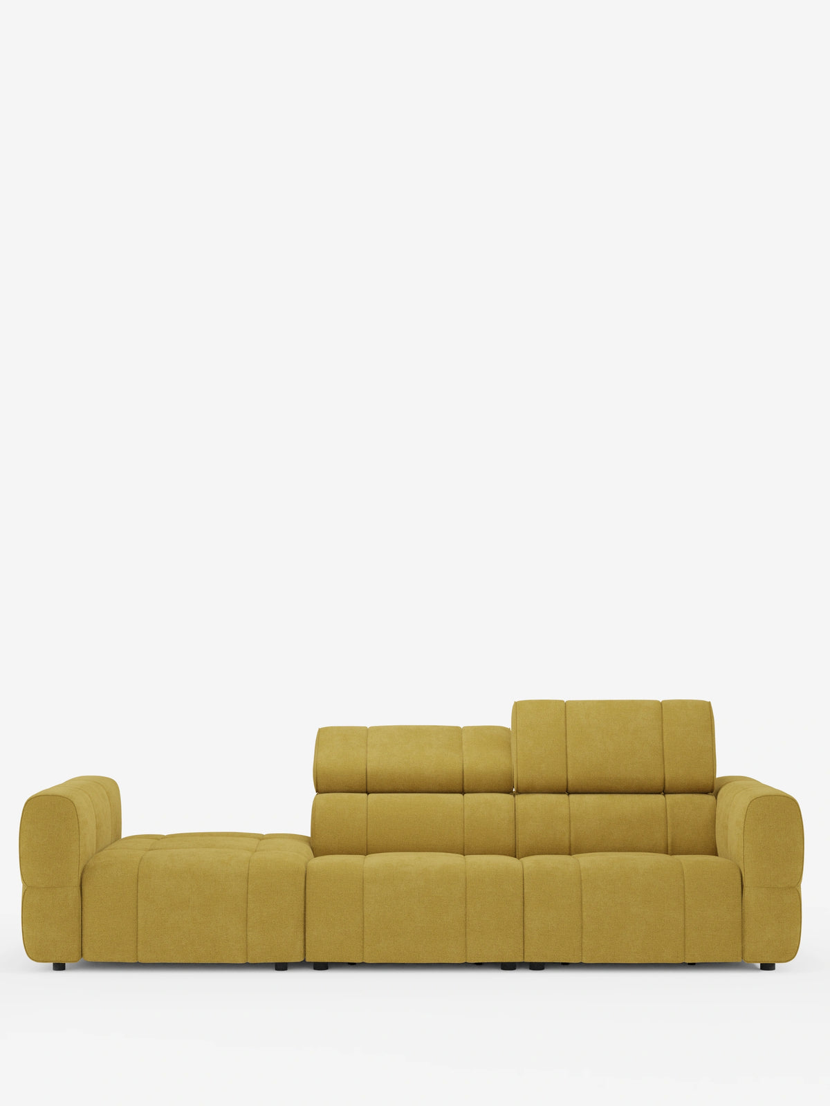 Un divano componibile Giotto di colore giallo senape con terminale aperto – opzione relax elettrico in tessuto smacchiabile T23 – su uno sfondo bianco a tinta unita, caratterizzato da una struttura bassa e ampia, chaise longue sul lato sinistro, schienale regolabile e finitura trapuntata.