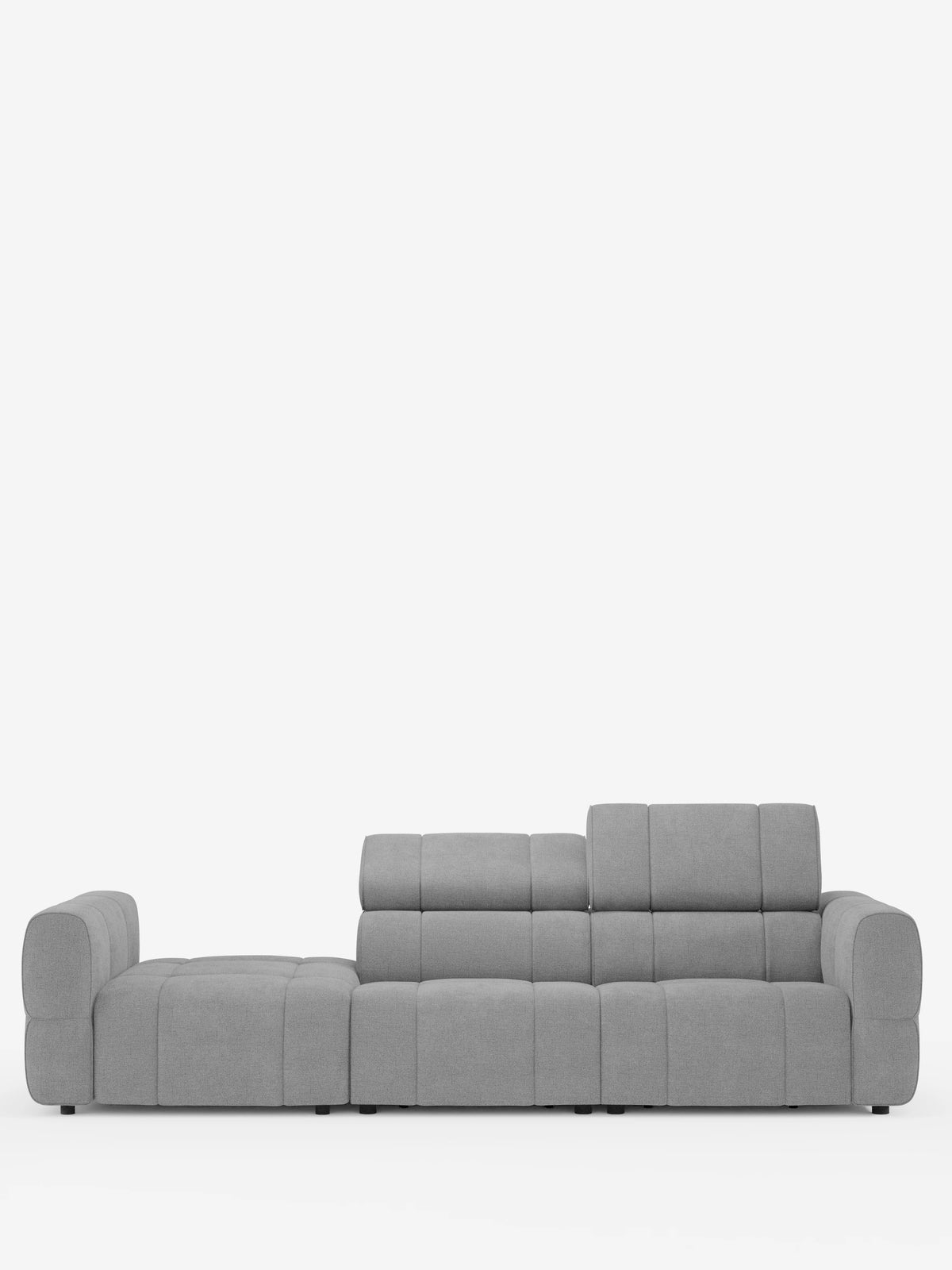Giotto, divano componibile con estremità sinistra aperta - opzione relax elettrico in tessuto smacchiabile T23: un moderno divano modulare grigio chiaro con design trapuntato, struttura a profilo ribassato, estremità sinistra aperta e schienali regolabili su sfondo bianco.