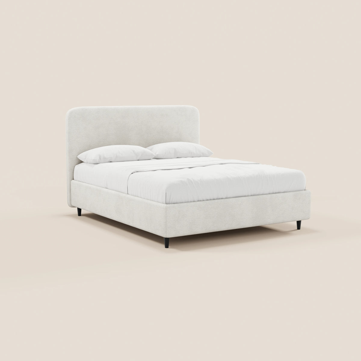 Il letto imbottito KAELOS minimal di Letti.store presenta una testiera morbida e arrotondata in ciniglia, tessuto beige chiaro, gambe alte nere e un vano contenitore. Nella foto è raffigurato ben rifatto con biancheria da letto bianca e due cuscini su uno sfondo beige.