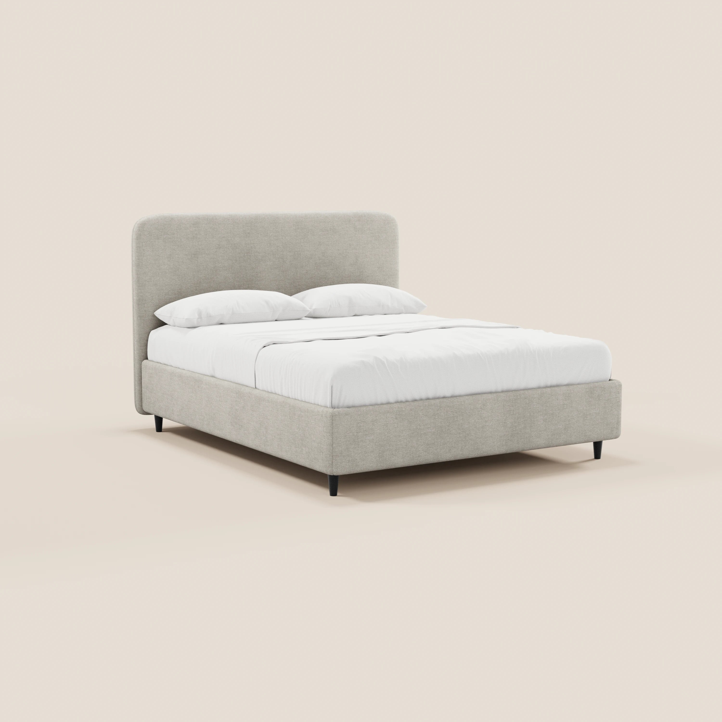 Il letto imbottito KAELOS minimal di Letti.store presenta una struttura rivestita in ciniglia beige chiaro con testiera arrotondata, gambe alte nere e un vano contenitore, il tutto su uno sfondo chiaro che conferisce al letto un aspetto pulito e minimalista.