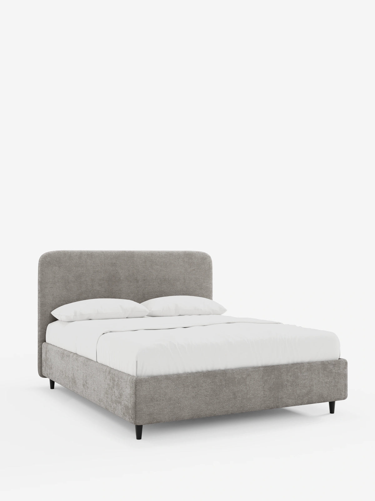 Un letto KAELOS minimal imbottito - con contenitore, gambe alte e testiera arrotondata in tessuto ciniglia, caratterizzato da una morbida finitura in tessuto grigio e da una testiera arrotondata con biancheria da letto bianca, su quattro gambe slanciate e scure su uno sfondo bianco.