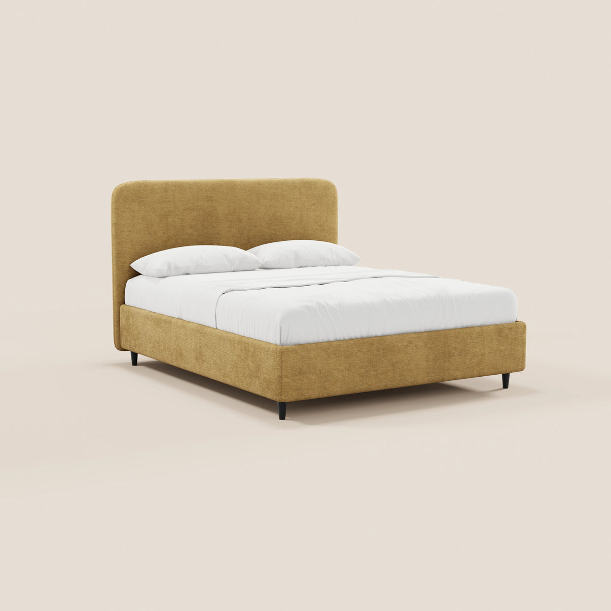 Il letto imbottito KAELOS minimal di Letti.store presenta una struttura rivestita in ciniglia giallo senape e una testiera arrotondata, biancheria da letto bianca, gambe alte nere e un vano contenitore. Il suo design semplice risalta su uno sfondo beige chiaro.