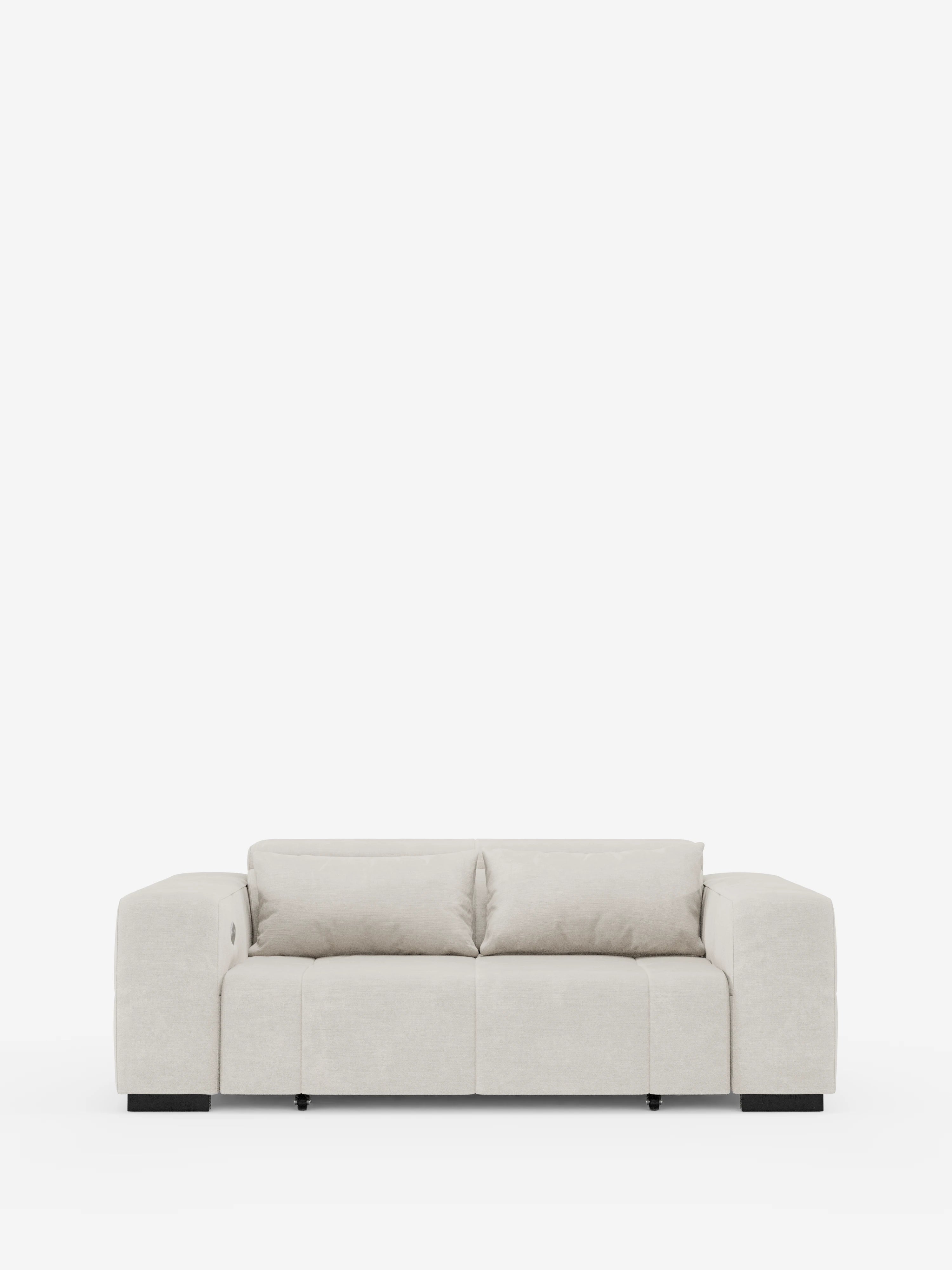 Un divano Monarch con funzione relax elettrica per l’allungamento delle sedute e poggiatesta reclinabile di divitt.sbs è raffigurato su uno sfondo bianco a tinta unita. Questo divano moderno, rivestito in morbido tessuto beige T31 resistente alle macchie, presenta ampi braccioli, due cuscini di seduta e due cuscini dello schienale. Il design è completato da gambe basse nere in stile blocco e da un aspetto lussuoso.